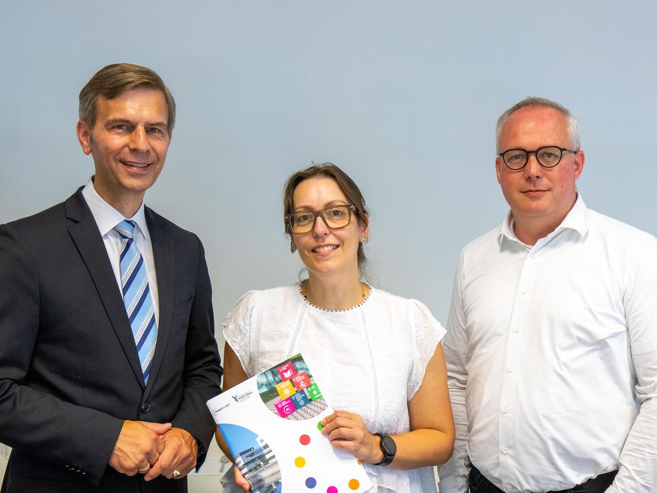 Politik trifft Agroforst Stephan Wolters, Dr. Ana Kreter und Professor Peter Kisters (v.l.) sind überzeugt, dass Agroforstsysteme eine wichtige Rolle in der nachhaltigen Landwirtschaft von morgen spielen werden. Foto: Florian Gaisrucker/HSRW