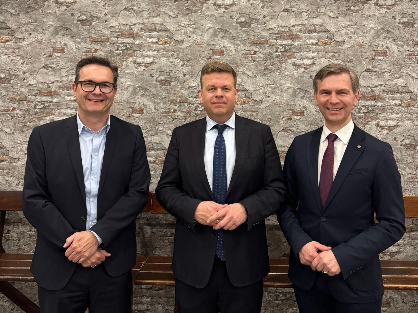 Stephan Wolters MdL (r.) und Bürgermeister Sven Kaiser (l.) mit Staatssekretär Matthias Heidmeier.Foto: privat