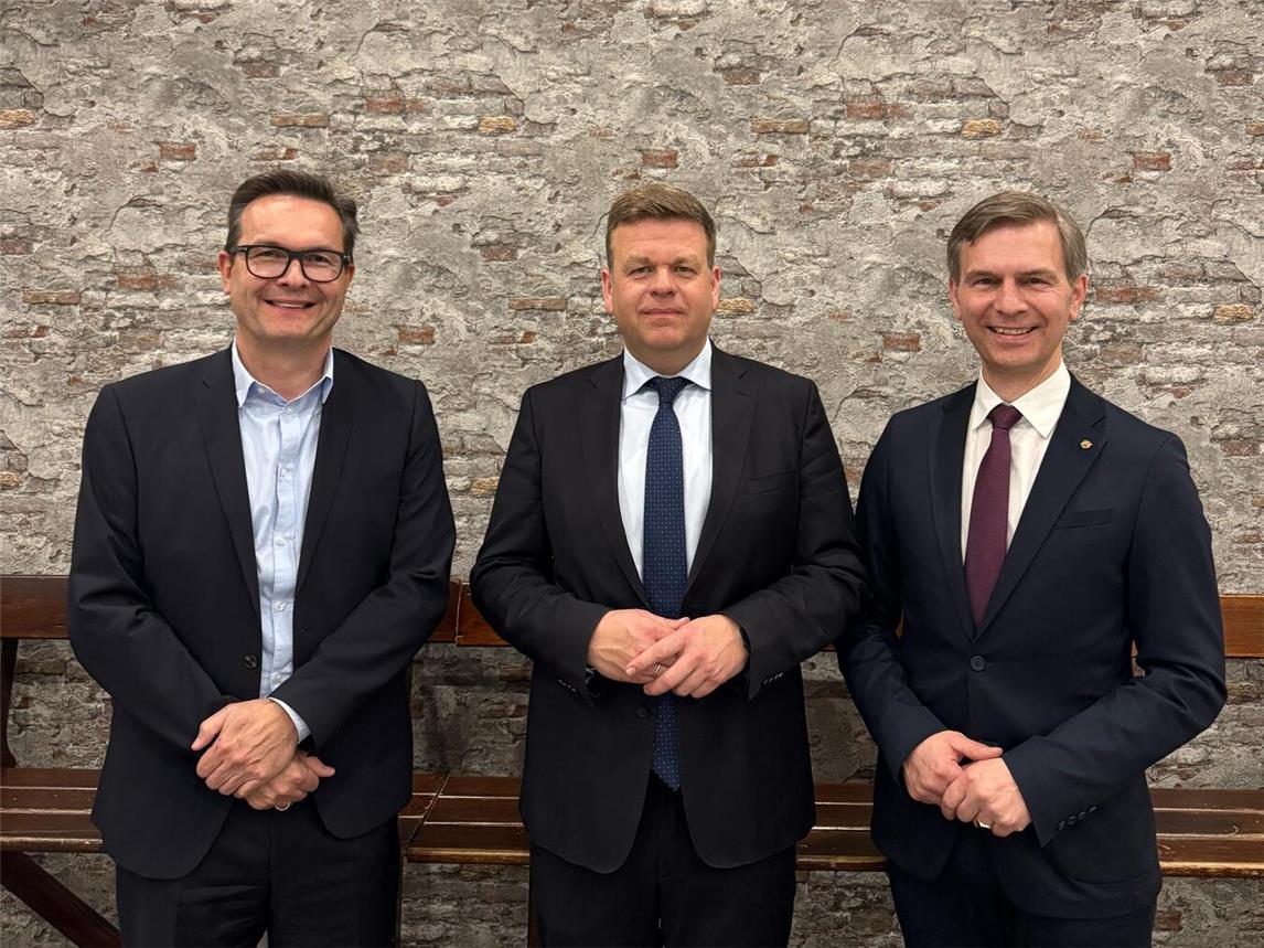 Stephan Wolters MdL (r.) und Bürgermeister Sven Kaiser (l.) mit Staatssekretär Matthias Heidmeier.Foto: privat