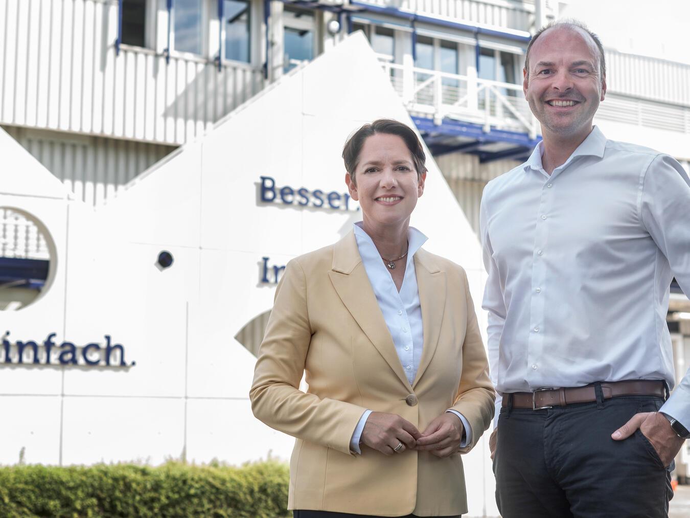 Stephen Weich, Beiratsvorsitzender bei Bofrost, begrüßte Ministerin Gorißen bei Bofrost in Straelen.Foto: Markus van Offern