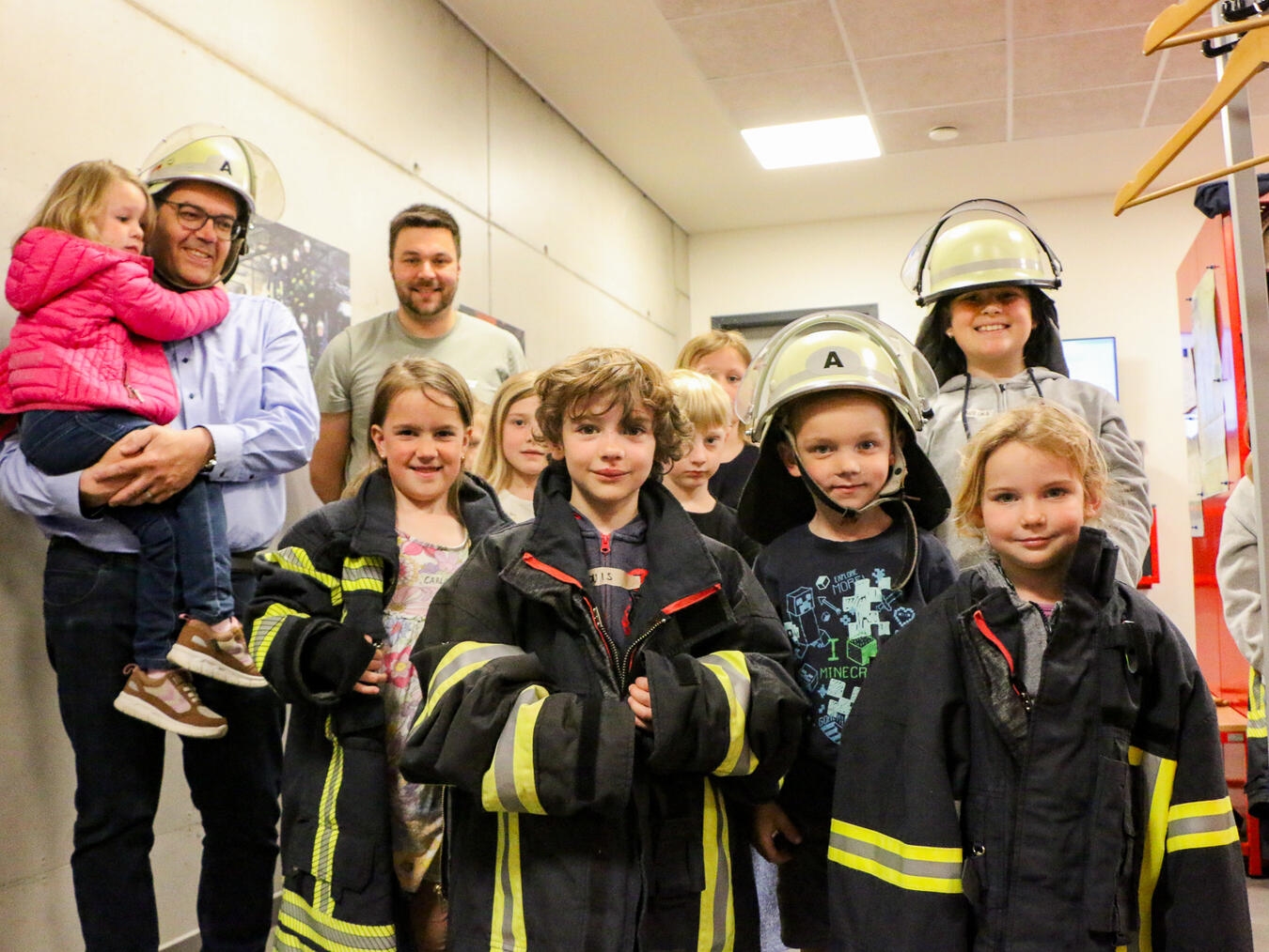 "Sternsinger besuchen Feuerwehr mit Bürgermeister Alberts, der sich für ihren Einsatz bedankt. Foto: Martin Deckers/Pfarrei St. Anna"