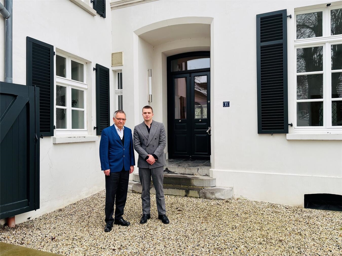 "Rainer Borsch und Hendrik van Elten bei Spendenübergabe der Elten GmbH an Sankt-Martinus-Stiftung"