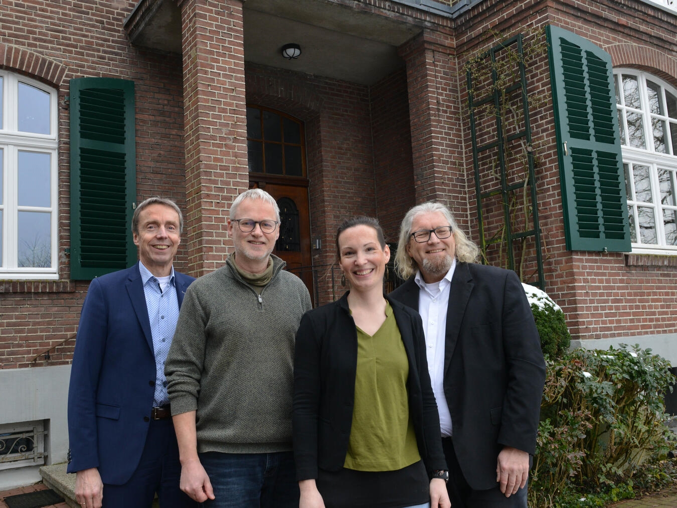 Stiftungsvorstand Wilfried Röth (l.) und Kuratoriumsvorsitzender Prof. Dr. Ralf Klapdor (r.) überreichten die Spende an Martin Brühne und Johanna Dohle vom Naturschutzzentrum.Foto: privat
