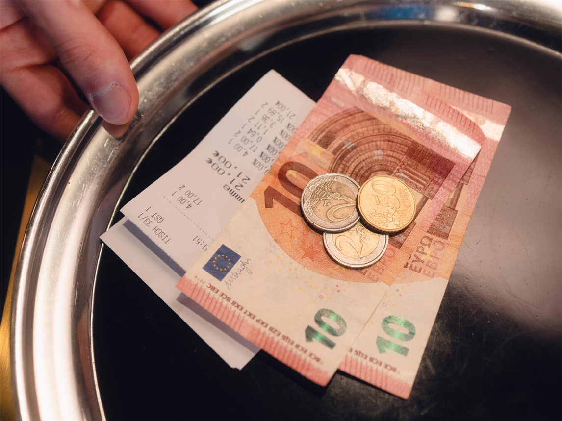 Gastronomie-Mitarbeiter erhält großzügiges Trinkgeld, unterstützt von der Gewerkschaft NGG Nordrhein, Foto von Tobias Seifert.