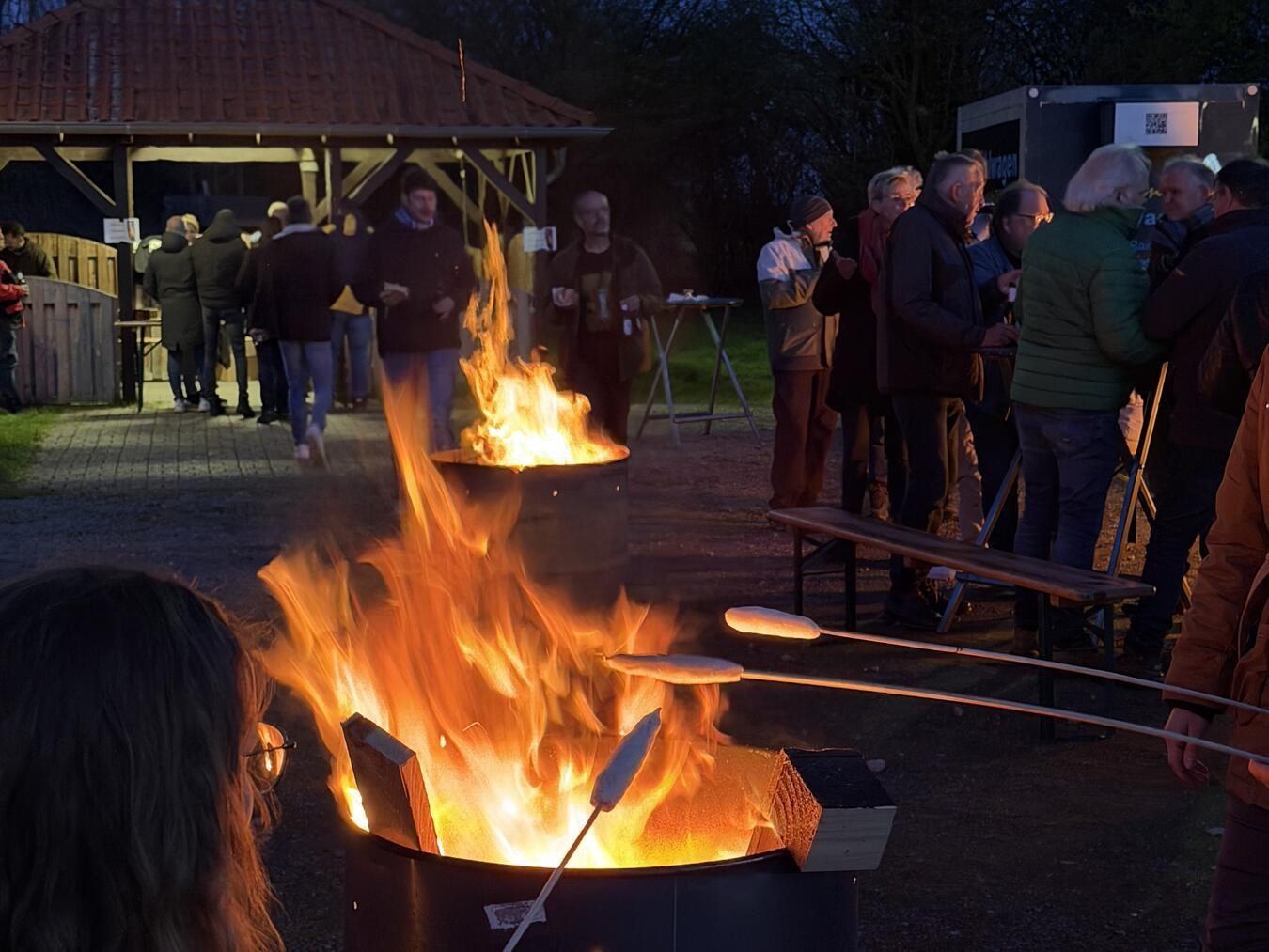 "Stockbrot backen über Feuertonnen beim Feldmarker Oster-Treff"