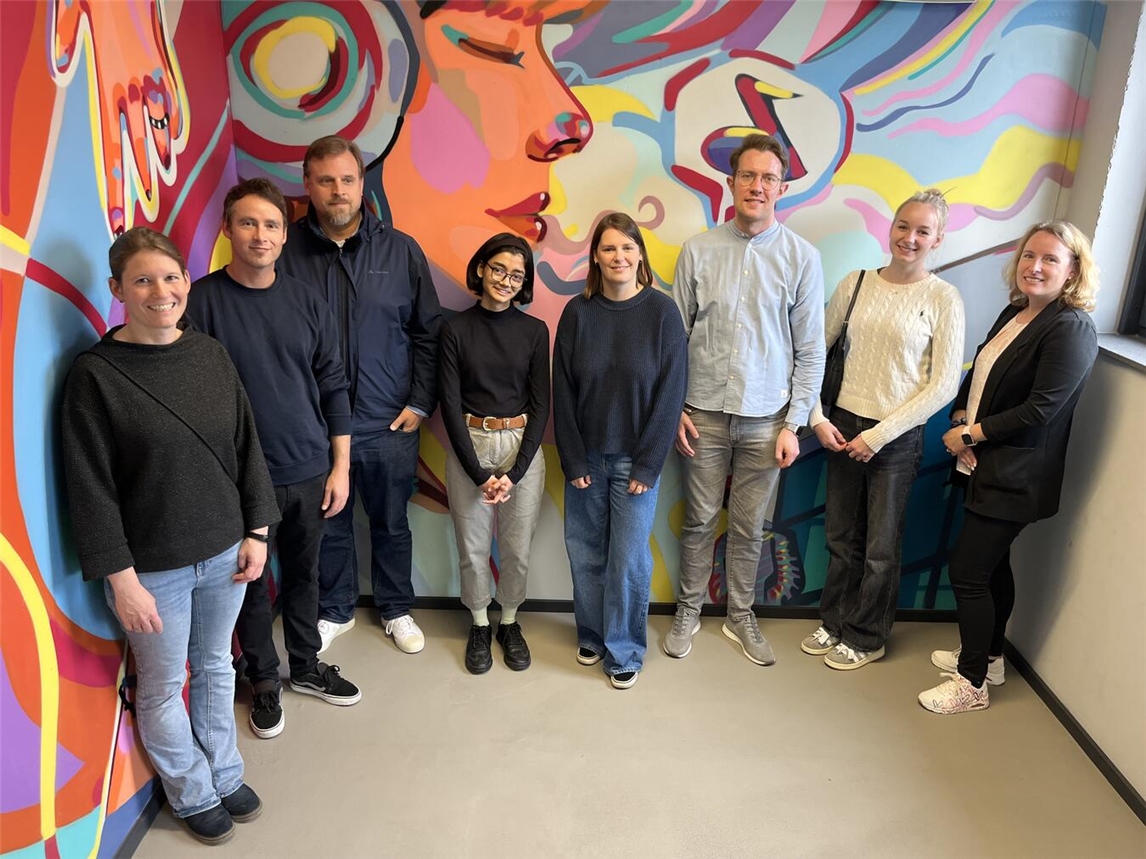 Stolz auf das Ergebnis (v.l.): Nicole Burke (kommissarische Kanzlerin), Björn Steinmetzler, Professor Dr. Christian Stindl, Samira Jannat, Maike Schön, Jonas Lamik (Leiter Bibliothek), Emma Korn (Förderverein der Hochschule Rhein-Waal Campus Kleve) und Dr. Alina Leson (Leitung Dezernat Gebäudemanagment). Foto: Marie Reintjes / HSRW
