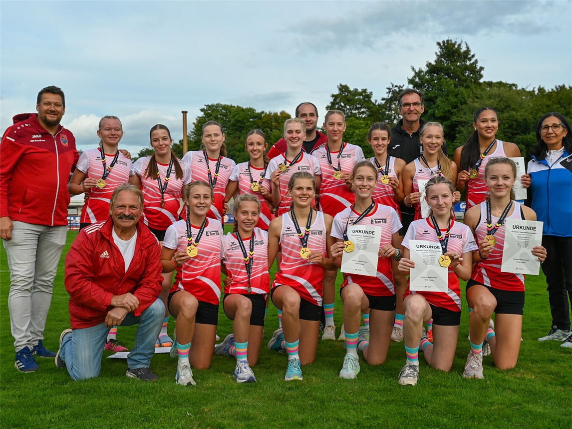 Stolz auf den Titel: Sportlerinnen, Trainer und Betreuer. Foto: Lutz Noack