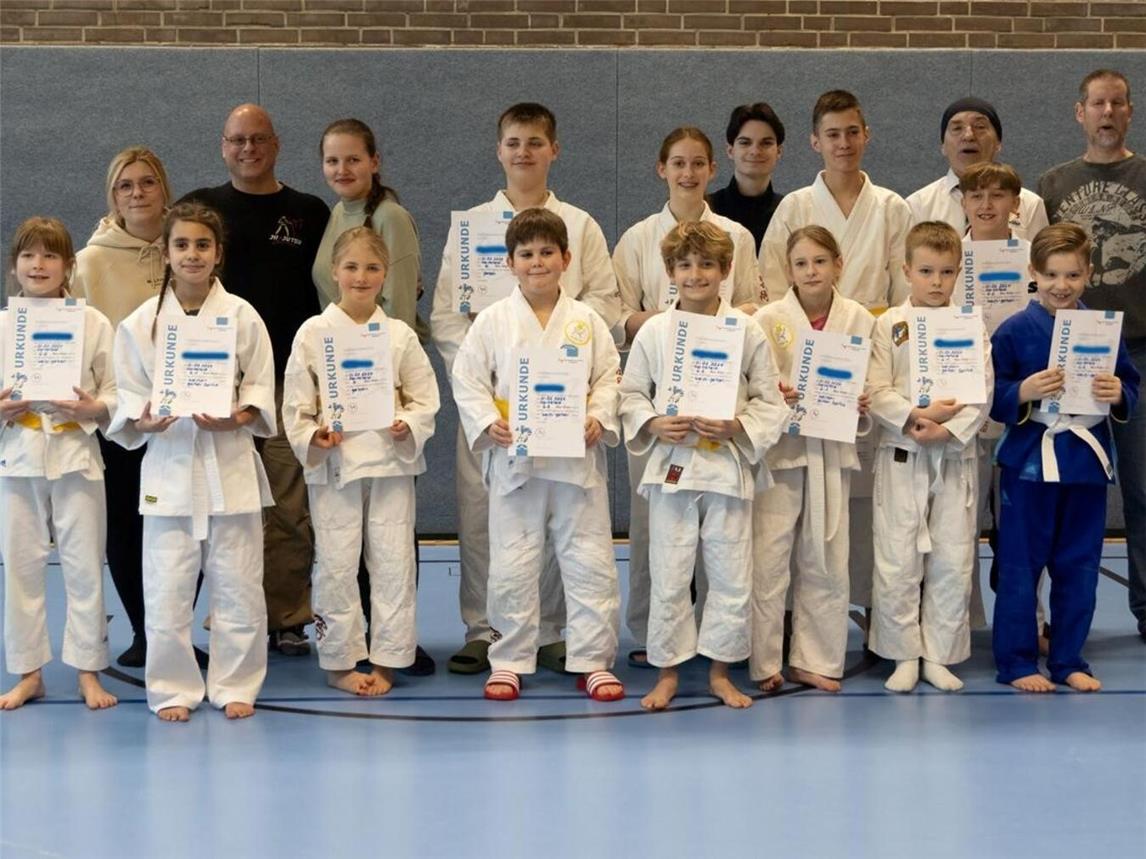 Stolz präsentieren die Prüflinge ihre Urkunden. Foto: privat