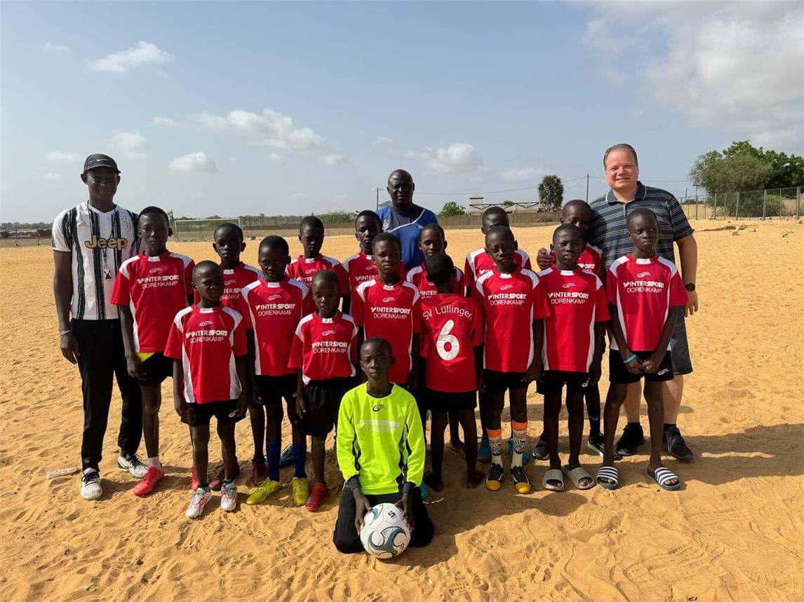 Stolz präsentieren sich die Kinder in den Trikots, die ihnen vom SV Lüllingen gespendet wurden.Foto: privat