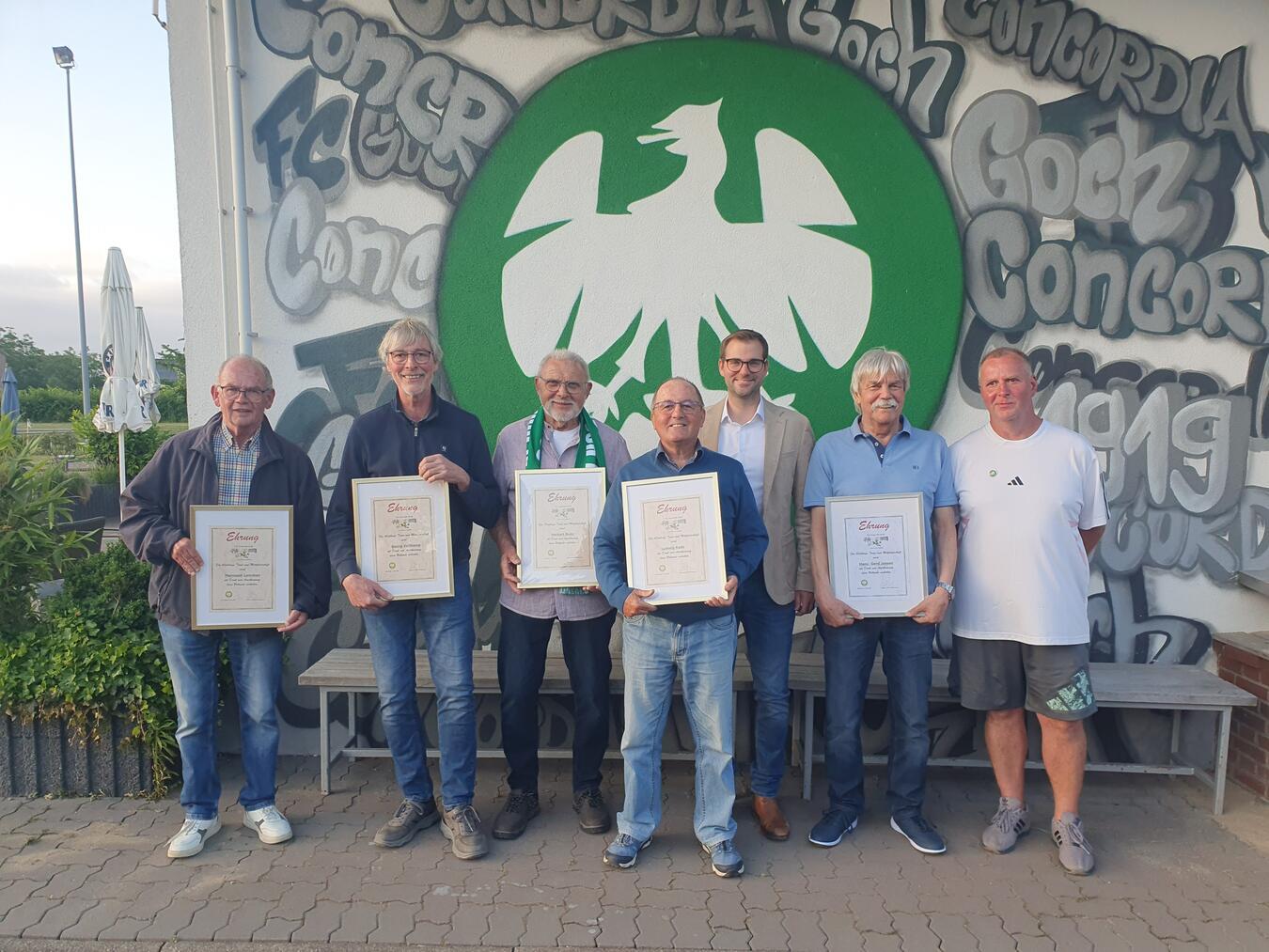 Stolze Concorden: Die Geehrten gemeinsam mit dem Vorstand am Platzhaus des FC Concordia Goch. (v.l.): Herbert Bode, Hans Gerd Jansen, Georg Hermsen, Christian Rothgang, Ludwig Kade, Jürgen Jansen und Stephan Astforth. Foto: privat
