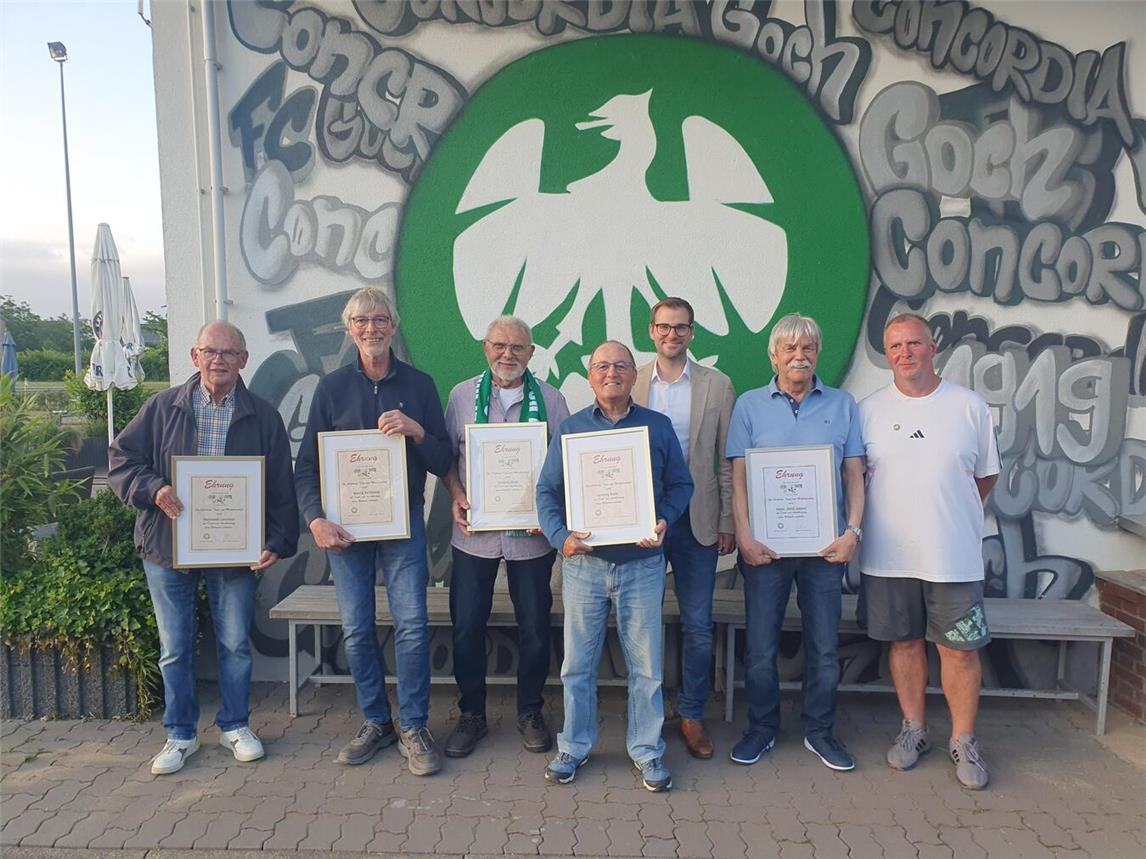 Stolze Concorden: Die Geehrten gemeinsam mit dem Vorstand am Platzhaus des FC Concordia Goch. (v.l.): Herbert Bode, Hans Gerd Jansen, Georg Hermsen, Christian Rothgang, Ludwig Kade, Jürgen Jansen und Stephan Astforth. Foto: privat