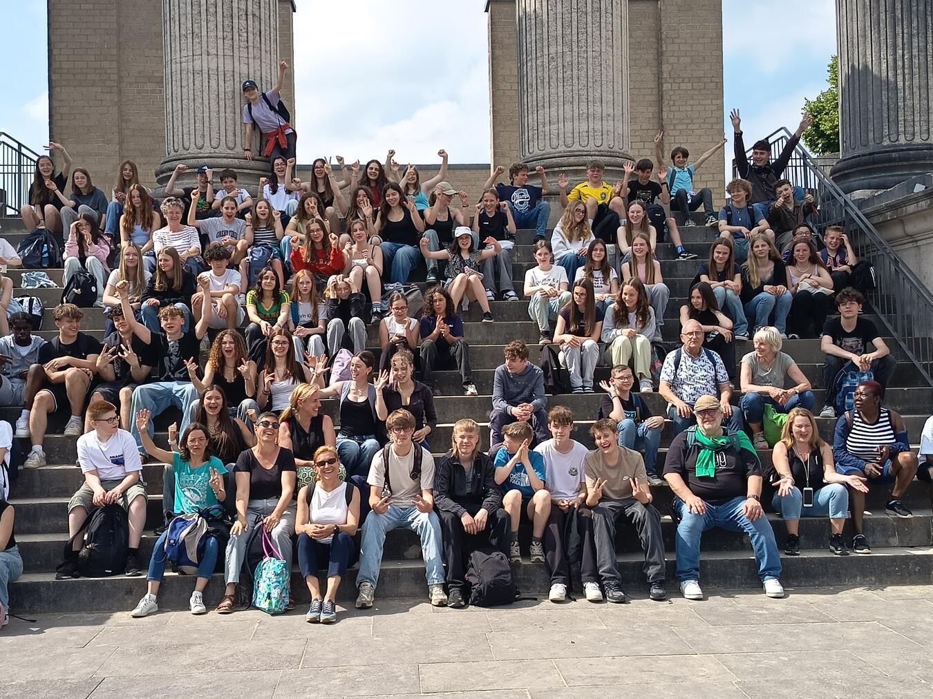 Straelener und Bayoner Kinder und Jugendliche vor dem Hafentempel im APX. Foto: privat