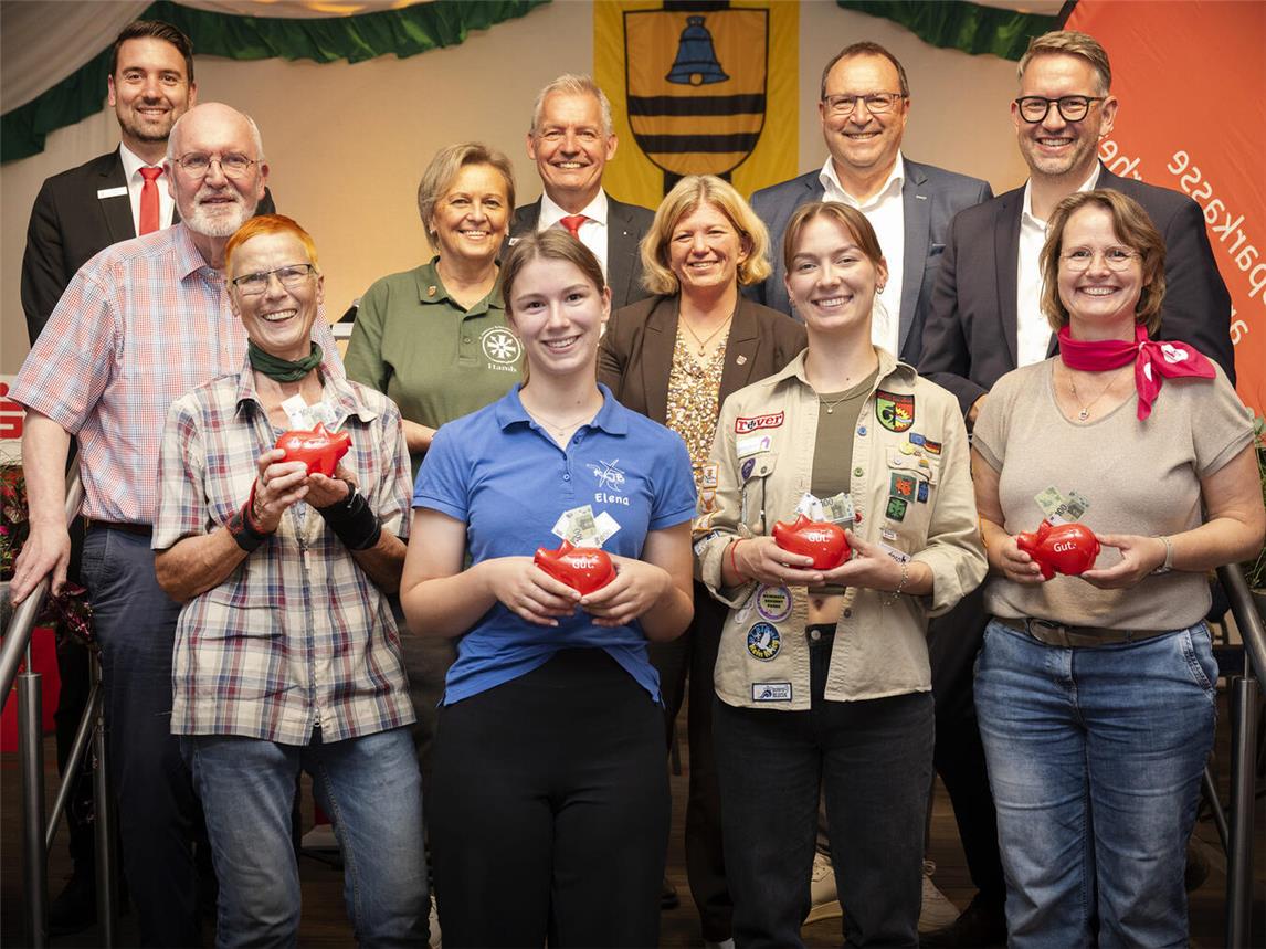 Strahlende Gesichter nach der Ziehung der Extra-Spenden beim Ehrenamtsforum der Sparkasse im Festzelt in Hamb (v.l.): Markus Hans (Sparkasse), Helmut Schwertdfeger und Sabine Wans von der evangelischen Kirchengemeinde, Ortsvorsteherin Gudrun Bach, Elena Aengeneyndt (katholische Landjugendbewegung), Bernd Zibell (Sparkasse), Bürgermeisterin Nadine Bogedain, Mia Wojciechowski (Pfadfinder), Frank Berger (Beirat Sparkasse), Landrat Ingo Brohl und Sandra Schoofs von der katholischen Frauengemeinschaft. Foto: Sparkasse am Niederrhein