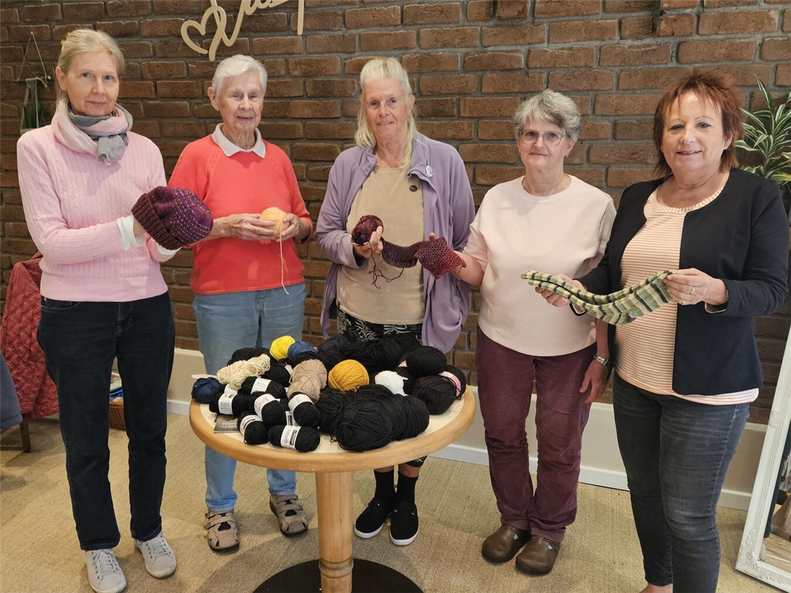 Stricken fleißig (v.l.): Barbara Nicklaus, Berta van der Linden, Adele Wipperfürth, Annette Hombücher und Angelika Murach. NN-Foto: vs