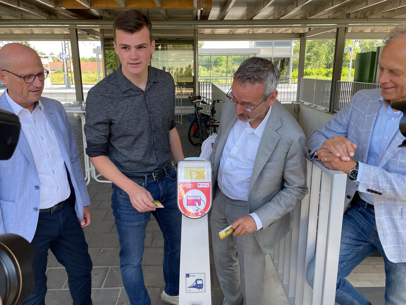 Student Morris van Dee nutzte als Erster die neue Säule für die OV-Chipkaart am Bahnhof in Emmerich.Foto: Stadt Emmerich
