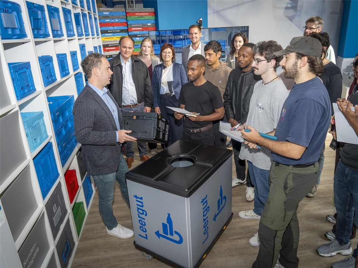 Studenten zu Gast bei der Walther Faltsysteme im Rahmen der Veranstaltungsreihe „Firmen öffnen sich für Studierende“ des Fördervereins der Hochschule Rhein-Waal Campus Cleve. Foto: Gerhard Seybert