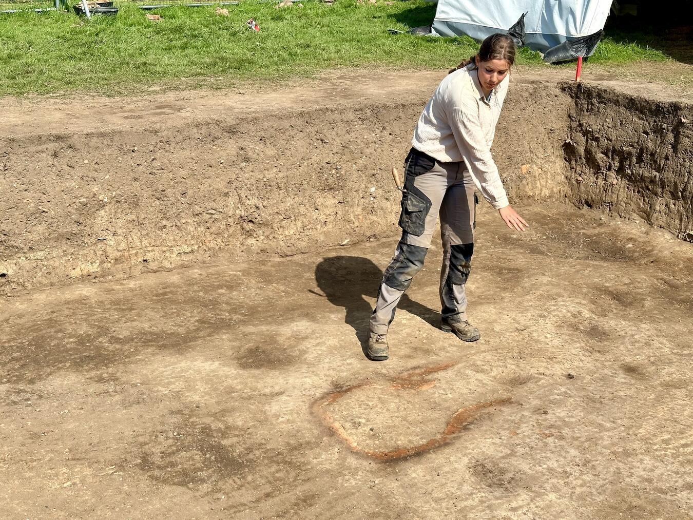 Römische Mauerreste entdeckt Studentin Sophie Freitag zeigt den Abdruck eines früheren römischen Brot-Backofens. NN-Fotos (3): SP