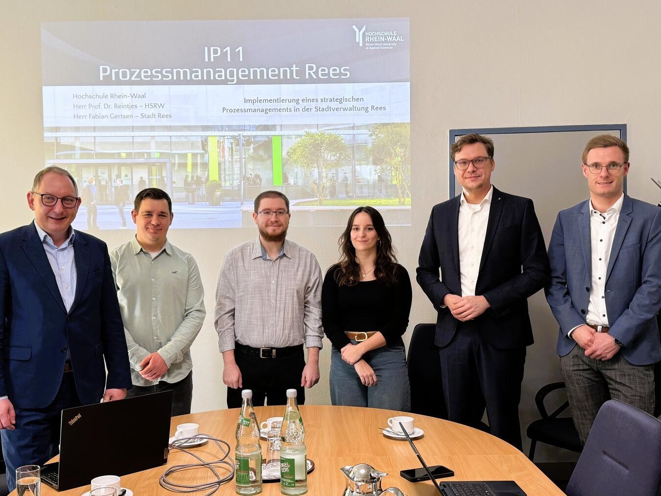 Studierende der Hochschule Rhein-Waal präsentierten der Stadtverwaltung Rees ihre Ergebnisse zum Praxisprojekt: (v. li.) Bürgermeister Sebastian Hense, Pascal von Rotz, Dominik Jurtaew, Jana Balters-Garcia, Prof. Dr. Matthias Reintjes (alle HSRW) und Fabian Gertsen (Stadt Rees). Foto: Stadt Rees