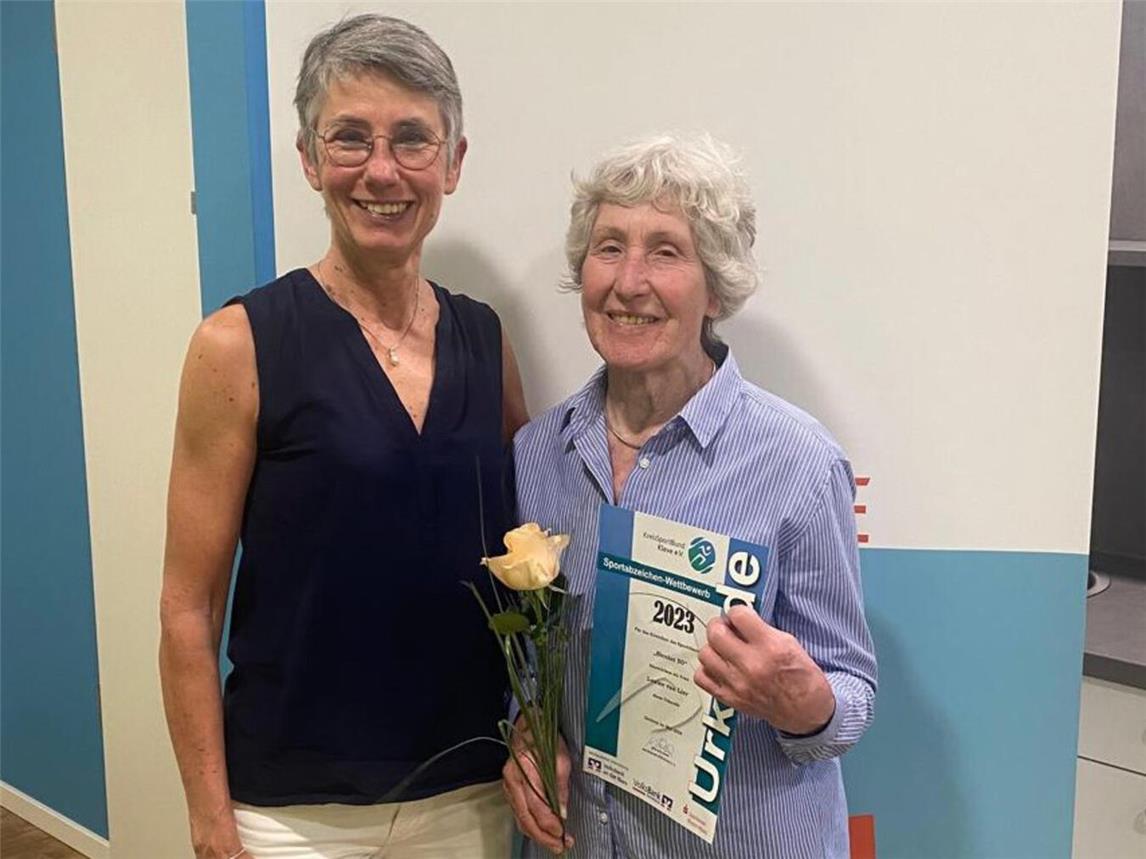 Stützpunktleiterin Michaela Born (l.) mit Jubilarin Louise van Lier. Foto: privat