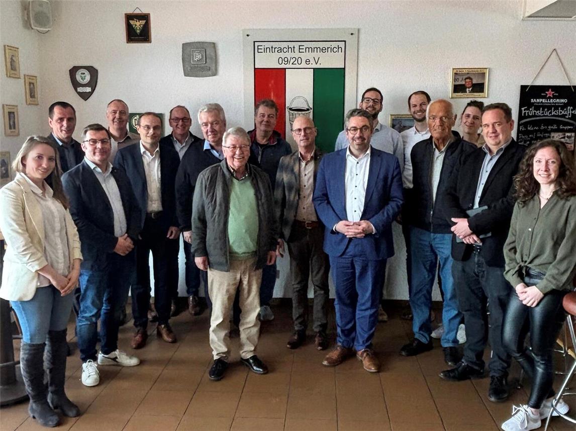 Suchen gemeinsam nach Lösungen für die Eintracht: Stefan Rouenhoff (7. v. r.) mit dem Vereinsvorsitzenden Albert van Heukelom (8. v. l.) und dem Emmericher Bürgermeister Peter Hinze (8. v. r.) sowie Bahn- und Vereinsvertretern. Foto: Wahlkreisbüro Stefan Rouenhoff