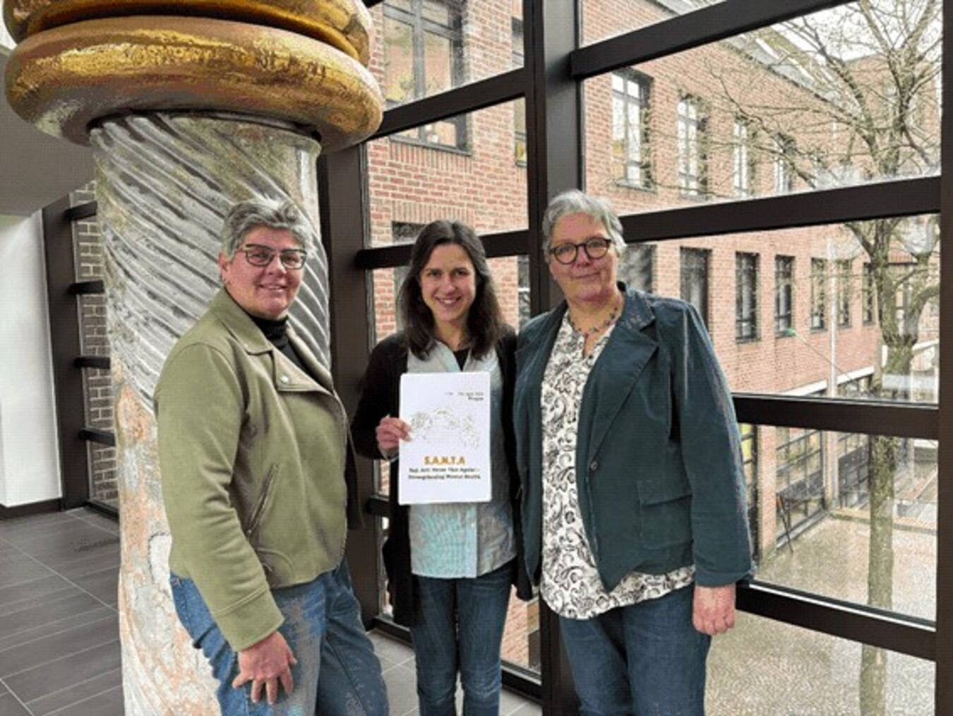 Suchen Teilnehmerinnen für das Kursangebot: Christa van Dee (Gemeinte EMOJI), Vera Artz (Integrationsbeauftragte der Stadt Emmerich) und Rita Hübers (Gleichstellungsbeauftragte, v. l.).  Foto: Stadt Emmerich