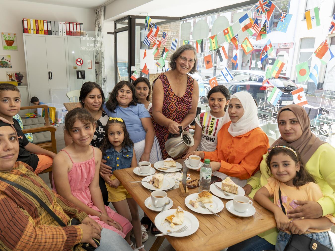Sujata Davids inmitten von Besuchern des „Café Konkrets“ in Uedem. NN-Foto: Gerhard Seybert