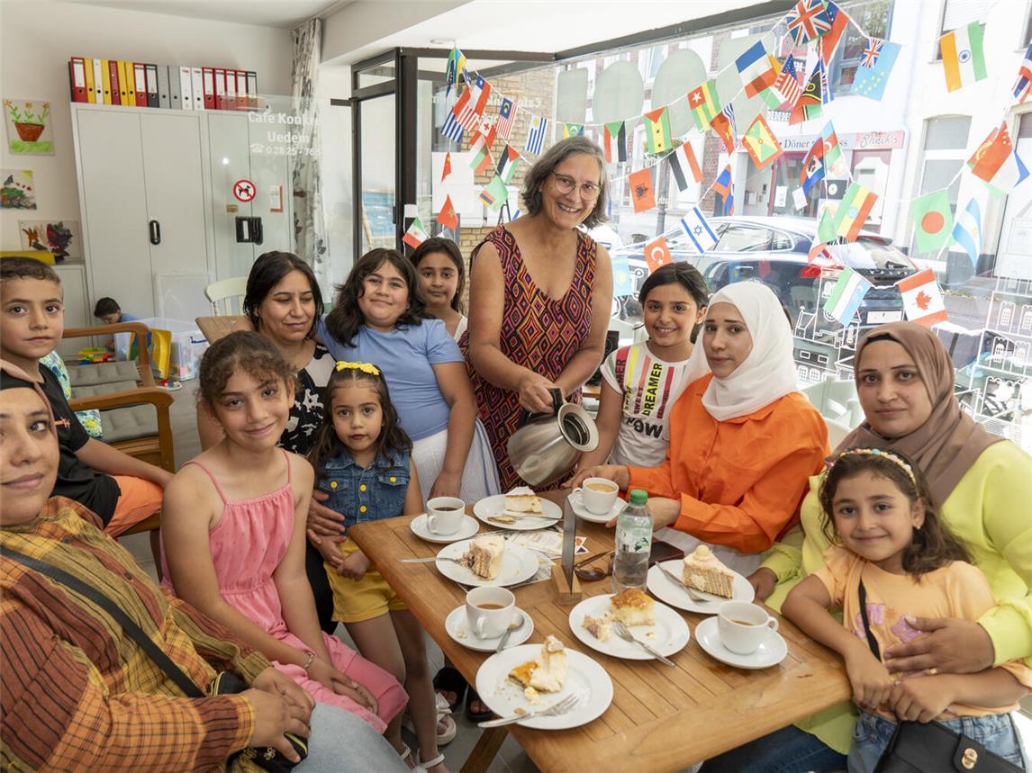 Sujata Davids inmitten von Besuchern des „Café Konkrets“ in Uedem. NN-Foto: Gerhard Seybert