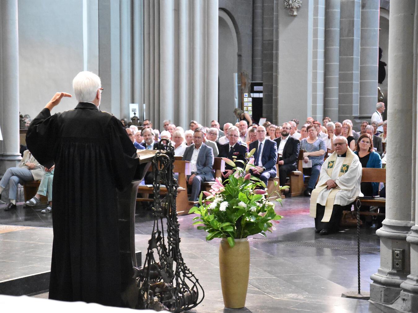 Superintendent Hans Joachim Wefers predigte noch einmal im Xantener Dom.Fotos (2): Evangelischer Kirchenkreis Kleve