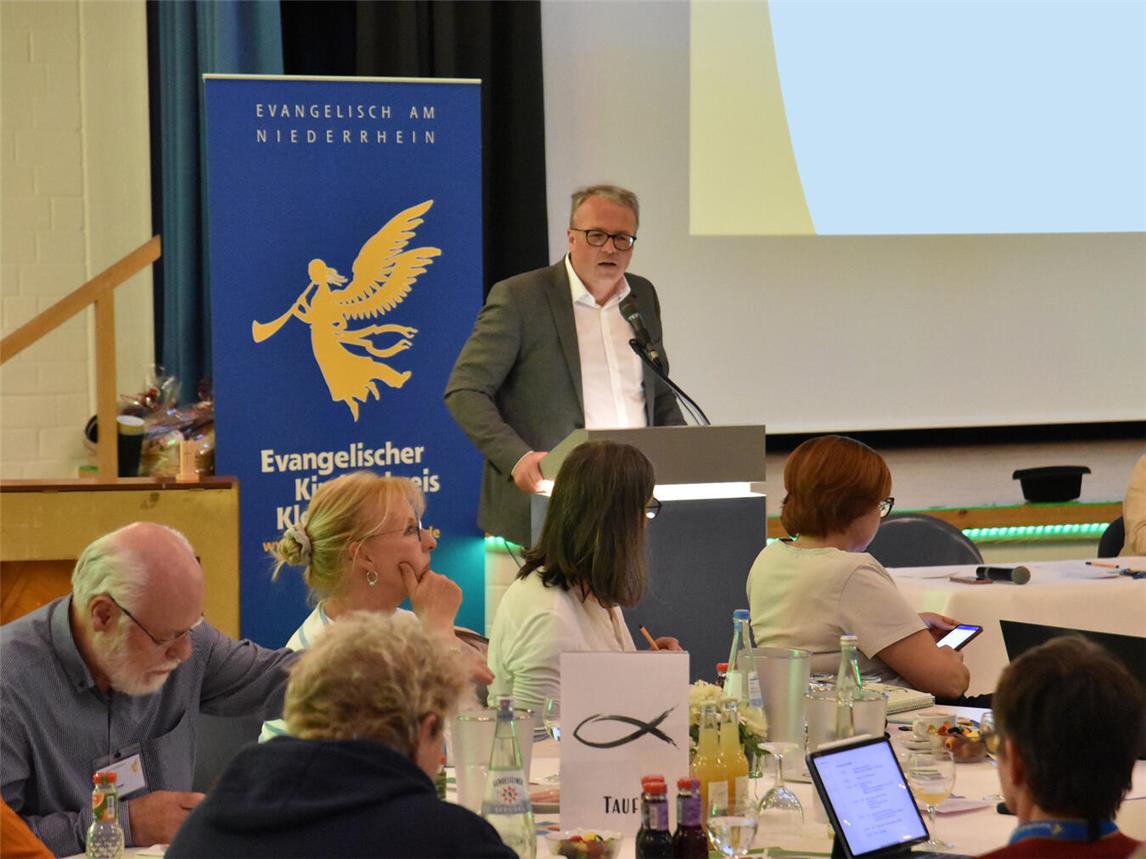 Superintendent Pfarrer Robert Arndt am Rednerpult im Uedemer Bürgerhaus. Foto: privat