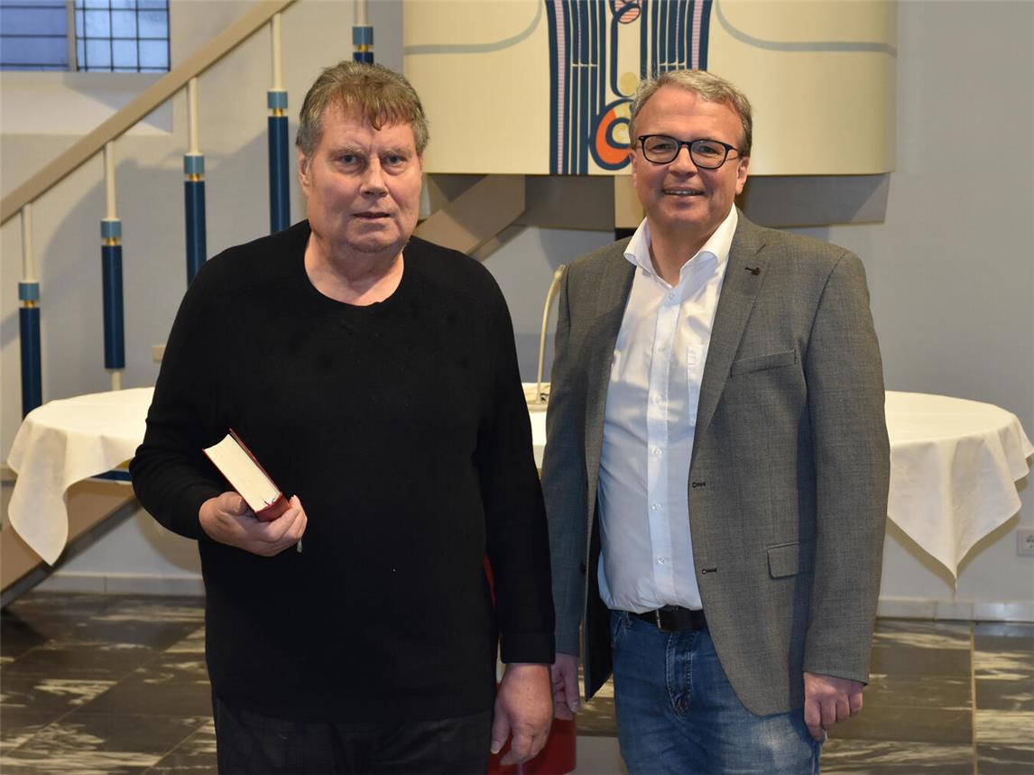 Superintendent Pfarrer Robert Arndt (r.) verabschiedet Pfarrer Albrecht Mewes am Sonntag in der evangelischen Kirche am Markt in Goch. Foto: Evangelischer Kirchenkreis Kleve