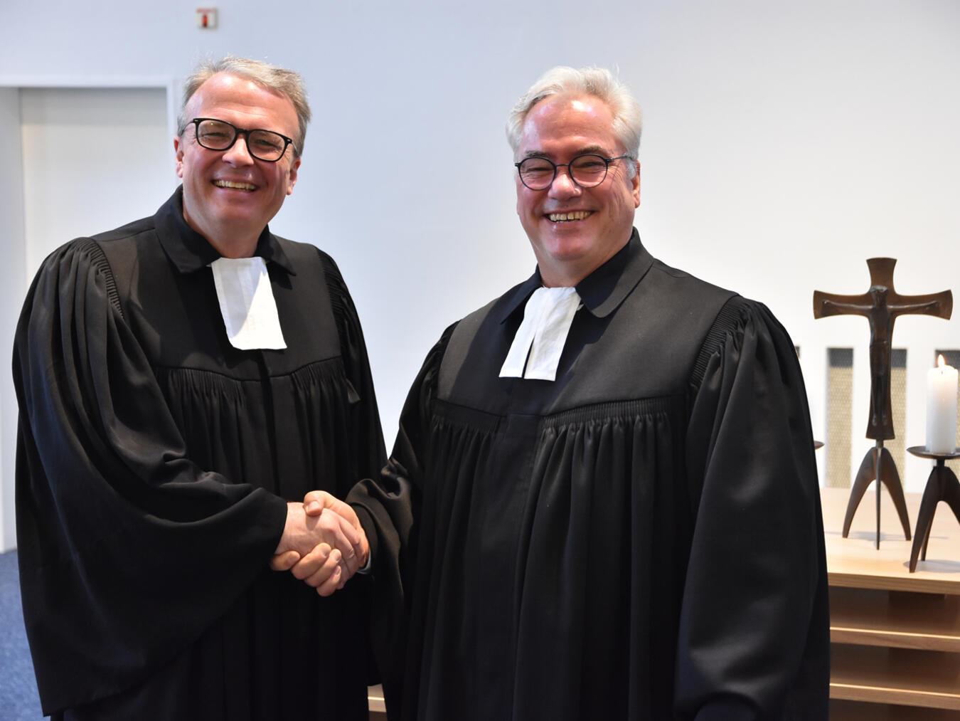 Superintendent Robert Arndt (l.) verabschiedet Pfarrer Stephan Kern.Foto: privat