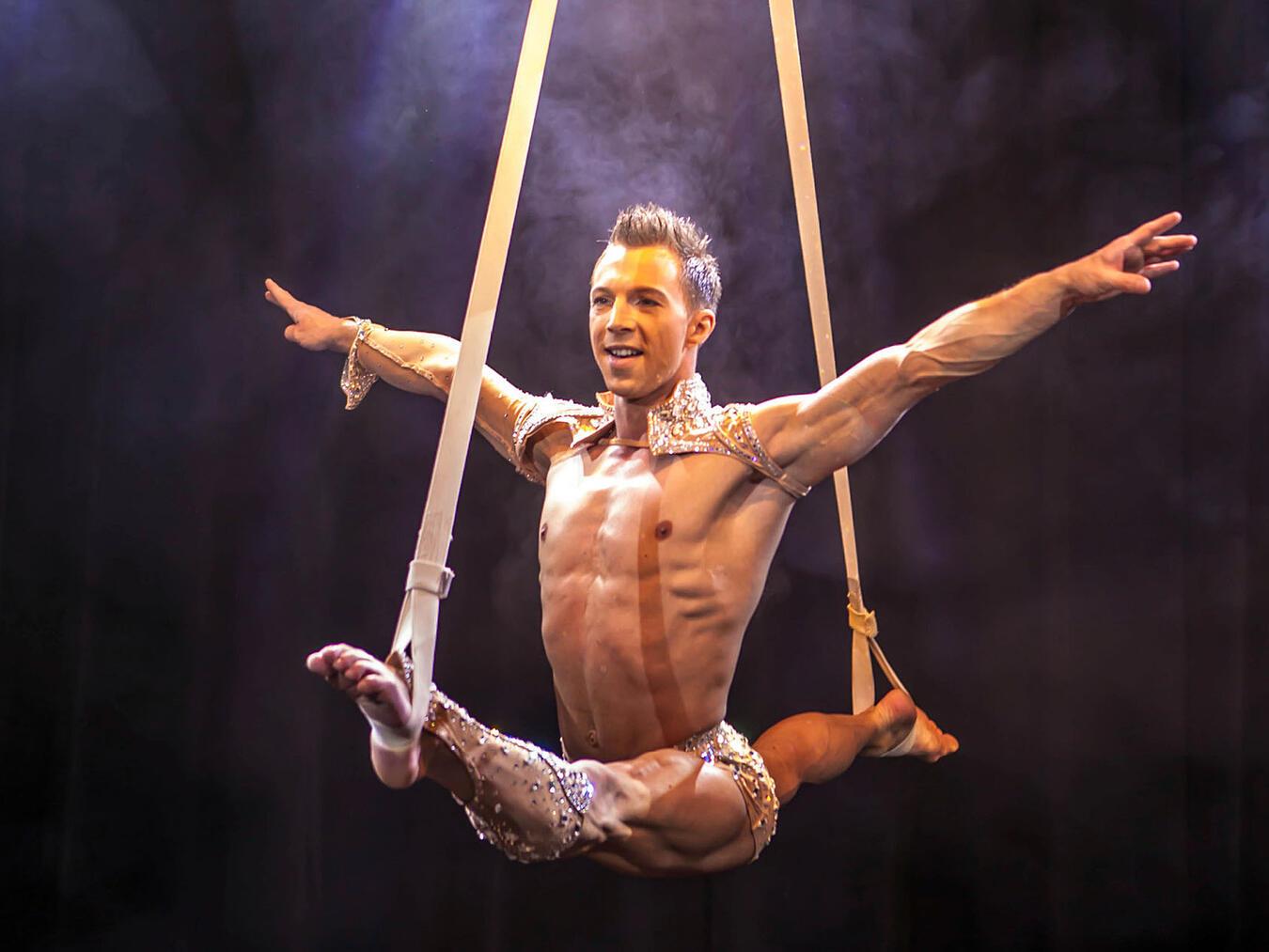 Surprise– eine Überraschung kommt selten allein „Surprise“ im GOP-Varieté Theater Essen mit Marco Noury an den Strapaten. Fotos: GOP-Theater