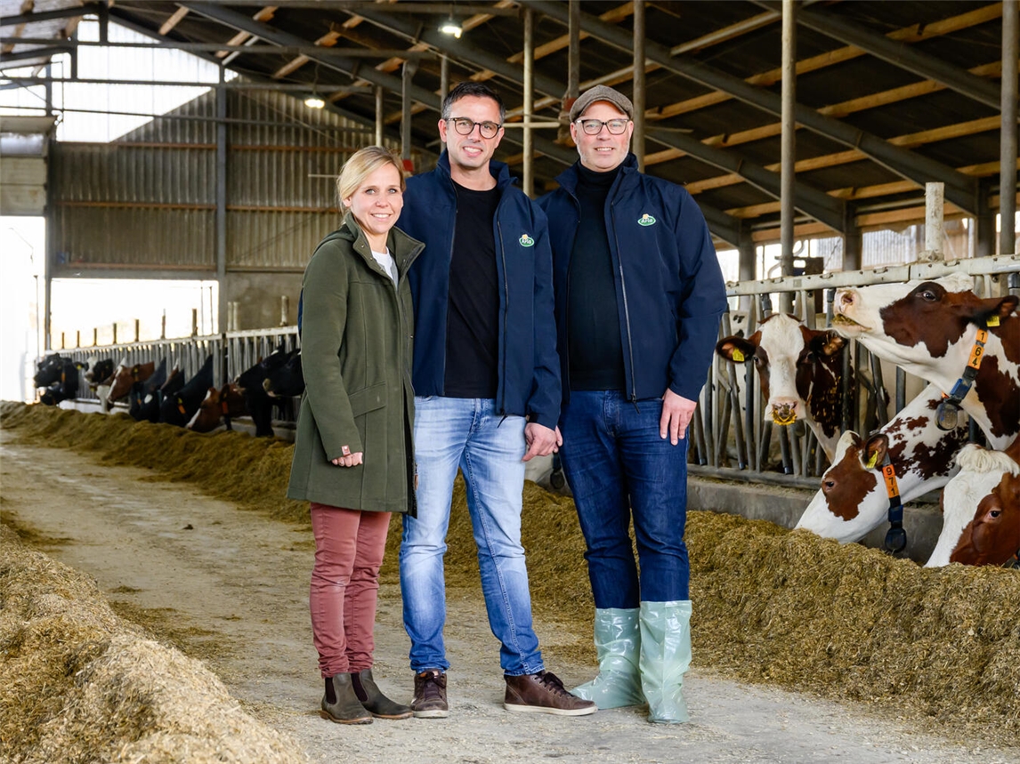 Susanne und Peter Fronhoffs führen bei einem Rundgang über ihren Molkereibetrieb „Brüxhof“ in Sevelen. Außerdem rechts: Markus Hübers, Mitglied im Arla Aufsichtsrat und Landwirt aus Rees. Foto: Carlos Albuquerque