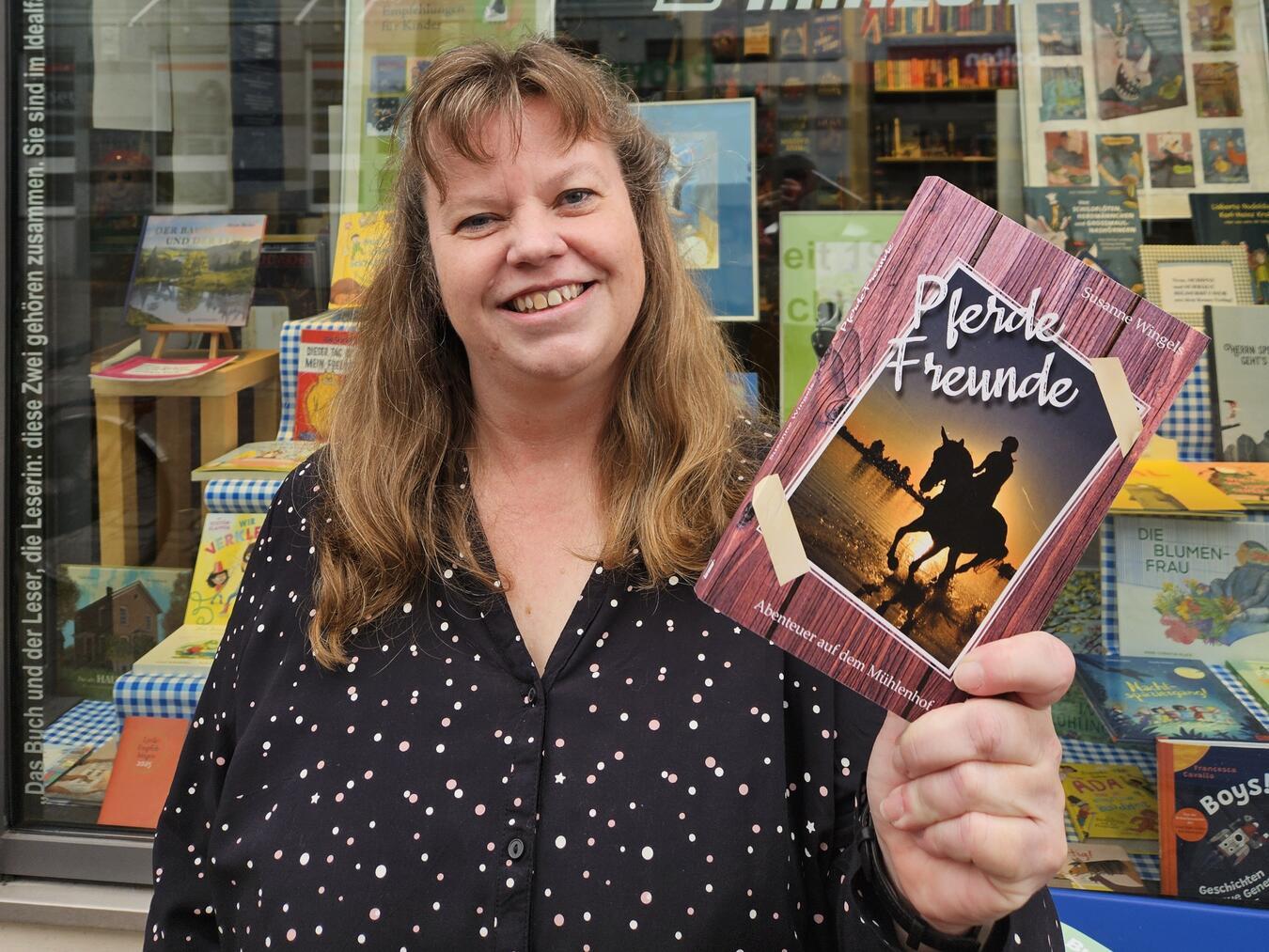 Susanne Wingels mit ihrem Roman „Pferdefreunde“, den sie in der Klever Buchhandlung Hintzen vorgestellt hat. NN-Foto: vs