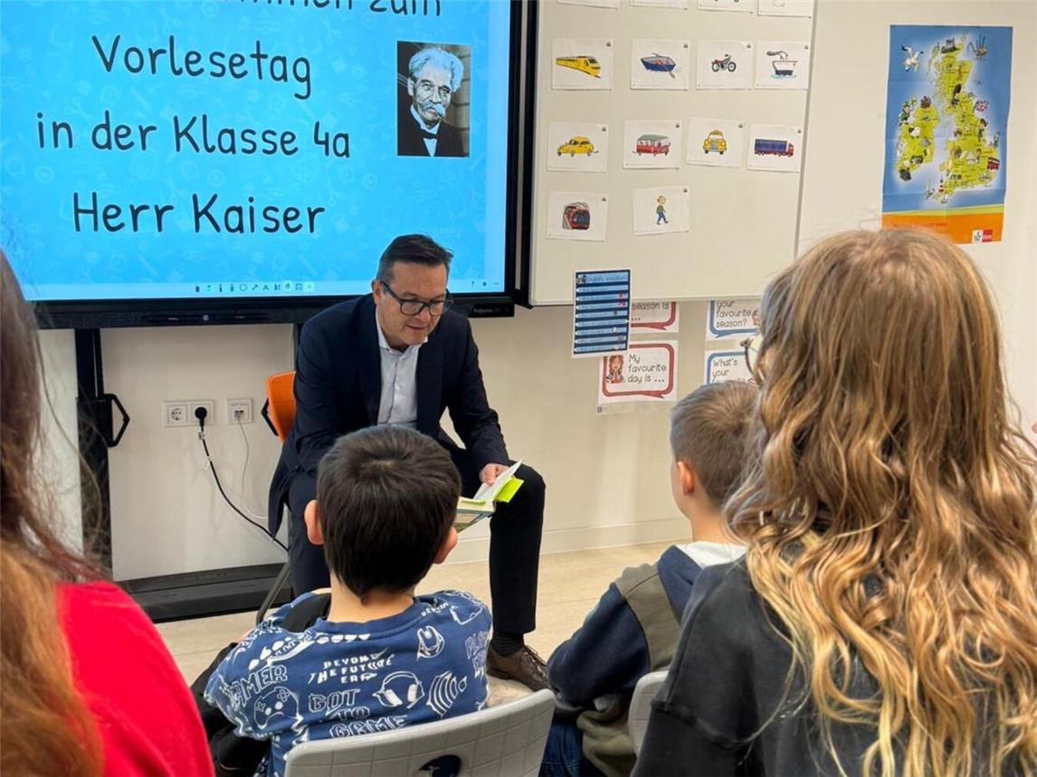Sven Kaiser ließt beim Vorlesetag der Albert-Schweitzer-Schule. Foto: Stadt Geldern/Gossens