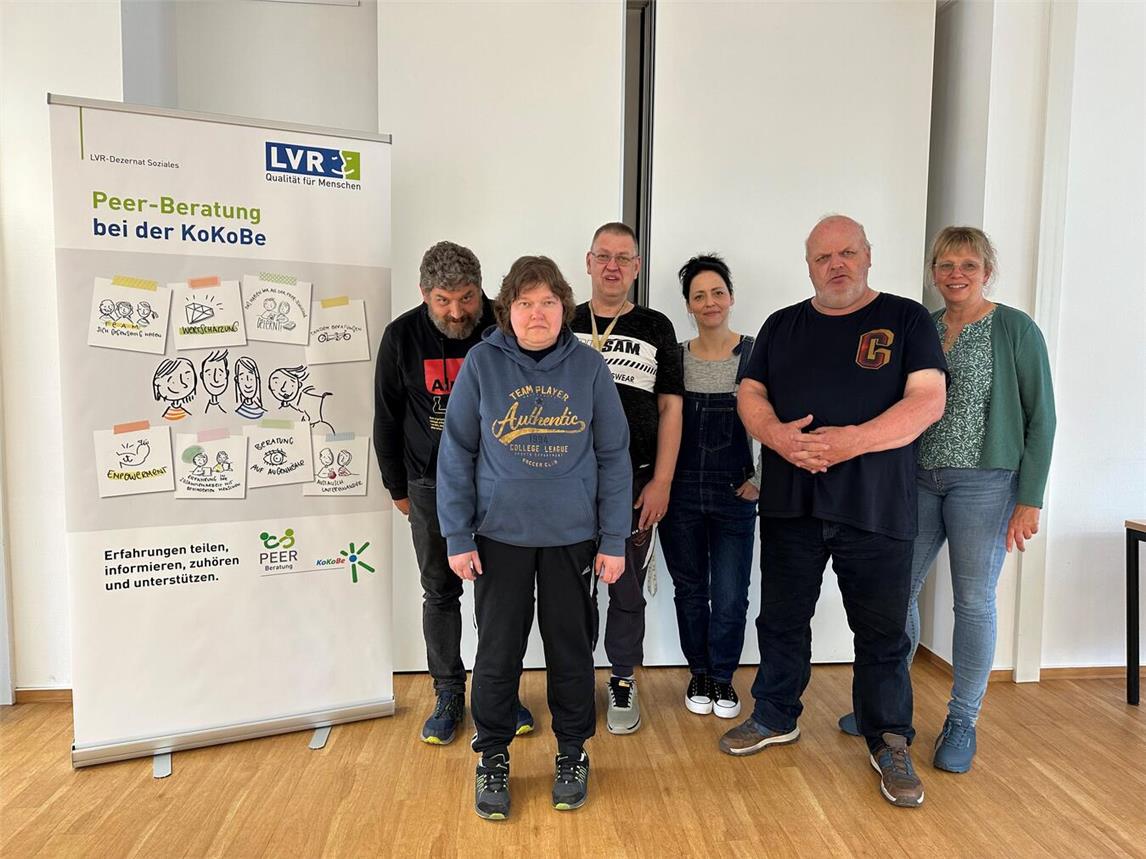 Svenja Güttler (KoKoBe) und Monika Hoolmann (Leitung BluePoint und BiWak) mit den Peer-Beratern. Foto: Lebenshilfe Gelderland