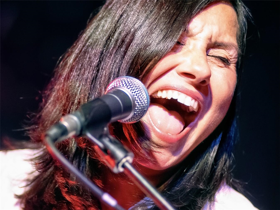 "Svenja Schmidt auf der Bühne, fesselndes Konzert, emotionale Performance, Live-Musik, Gänsehaut-Moment"