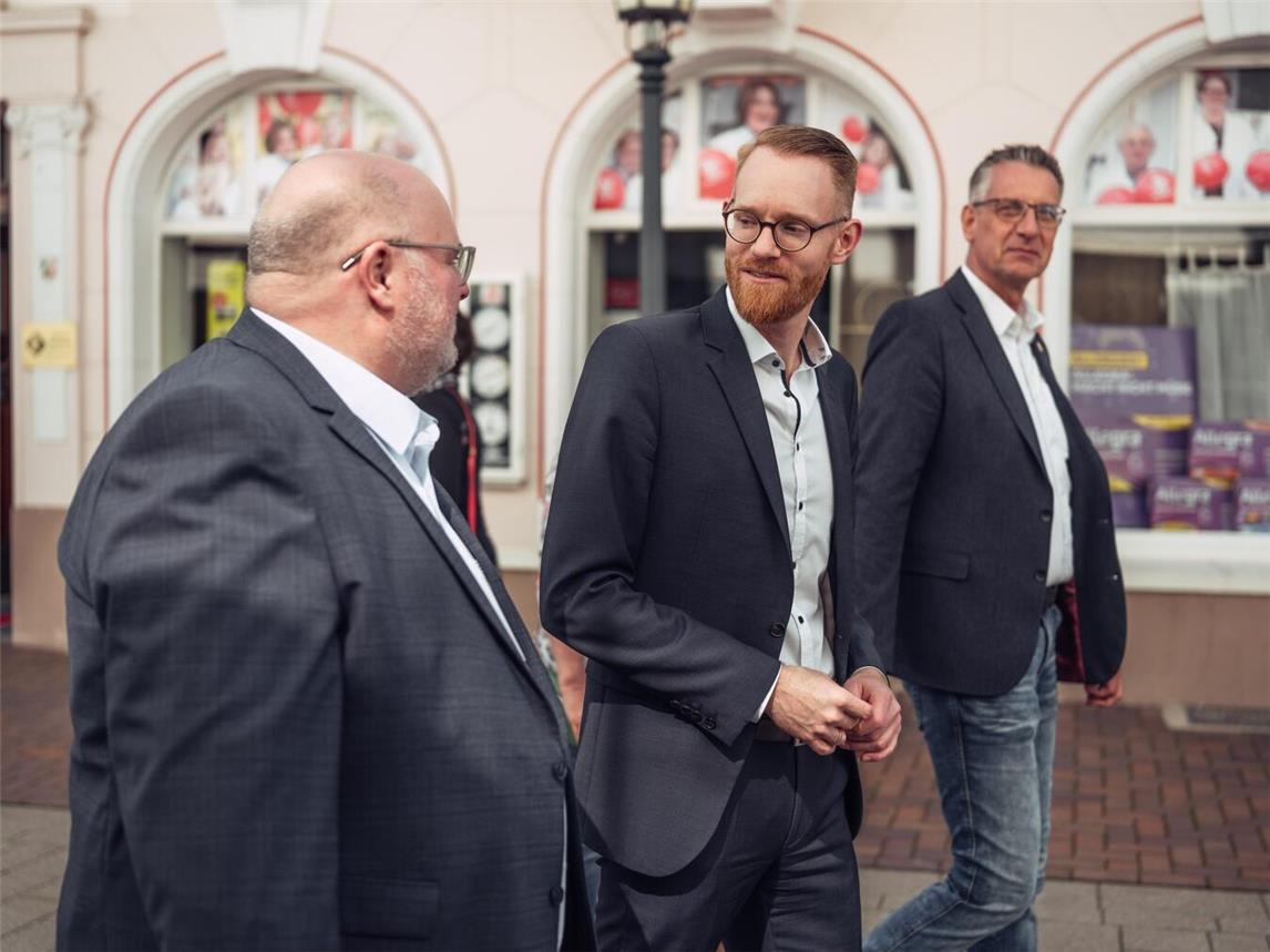 Swen Denzau (l., stellvertretender Ortsverbandsvorsitzender in Rheinberg),CDU-Bürgermeister-Kandidat Dr Stephan Wedding (m.) und Andreas Sieske (r., Ortsverbandsvorsitzender in Rheinberg) sind für einen verkaufsoffenen Sonntag zum Street-Food-Festival. Foto: privat