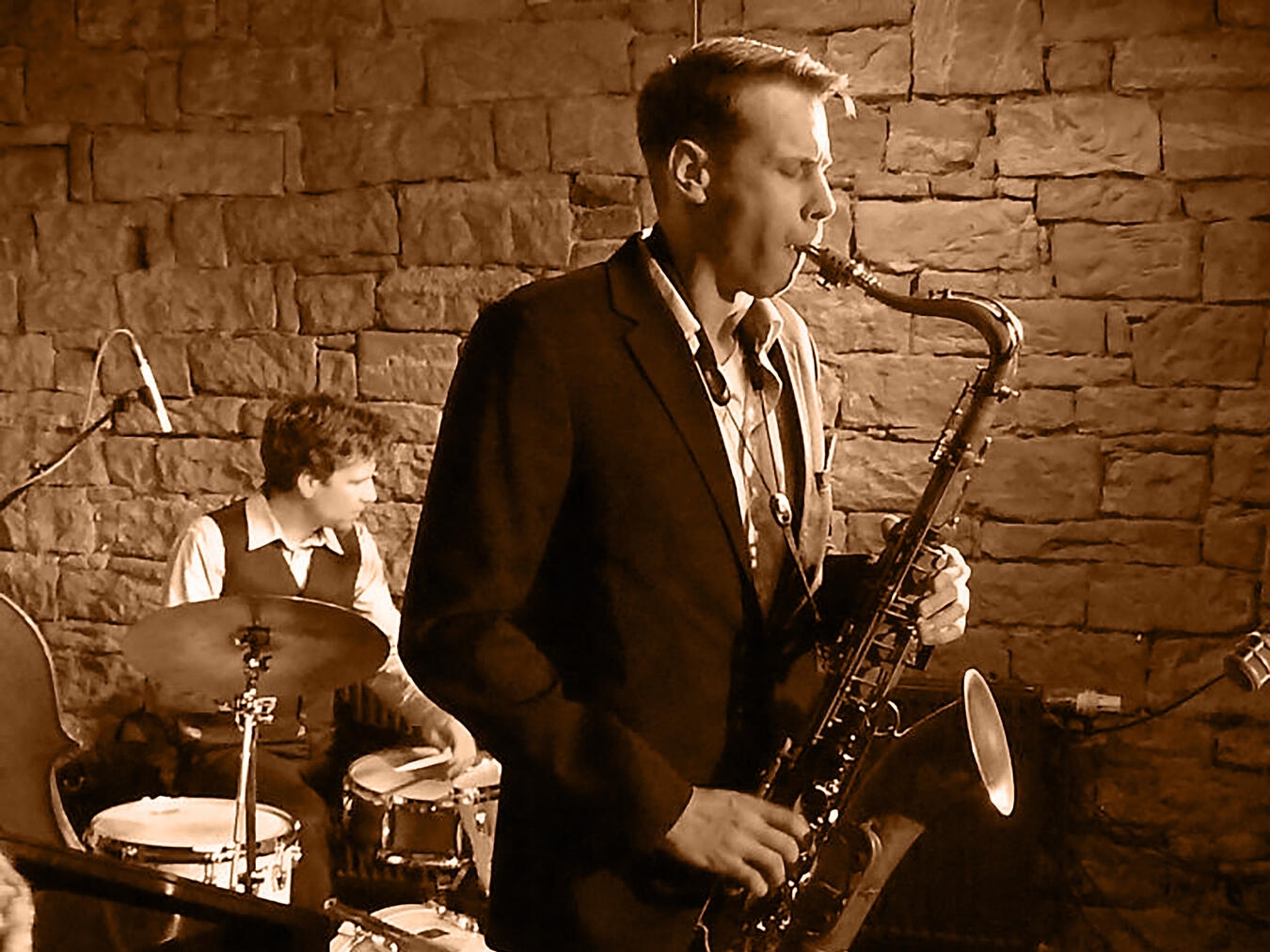 "Swing-Trio 'Swingin' Mr. Smith' bei Live-Auftritt in Kleve am 30. Oktober, fröhliche Stimmung, Jazzmusik-Event"