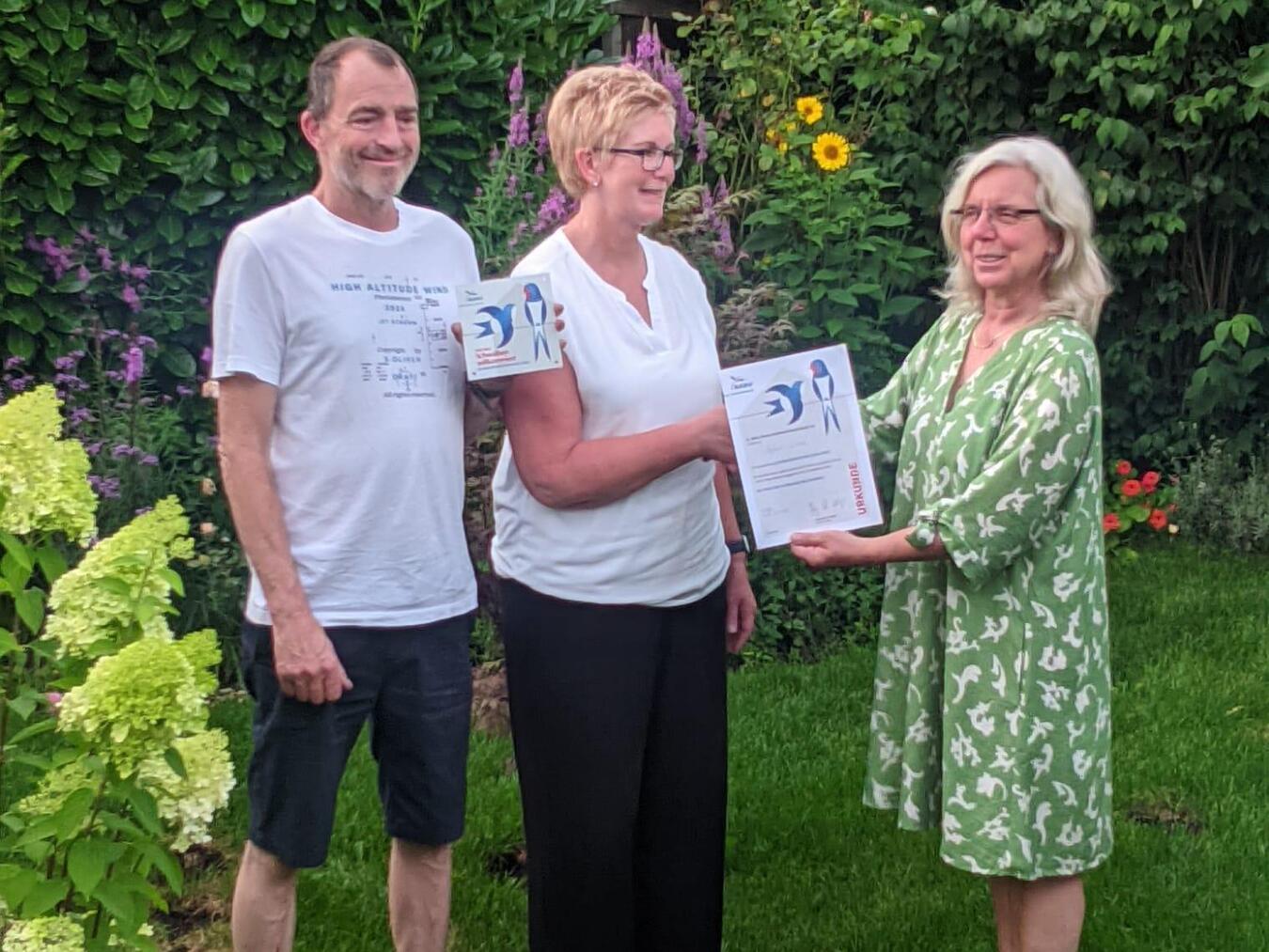 Sylvia Hörnlein (rechts) überreicht Schwalbenplaketten an Familie Lucas. Foto: Privat