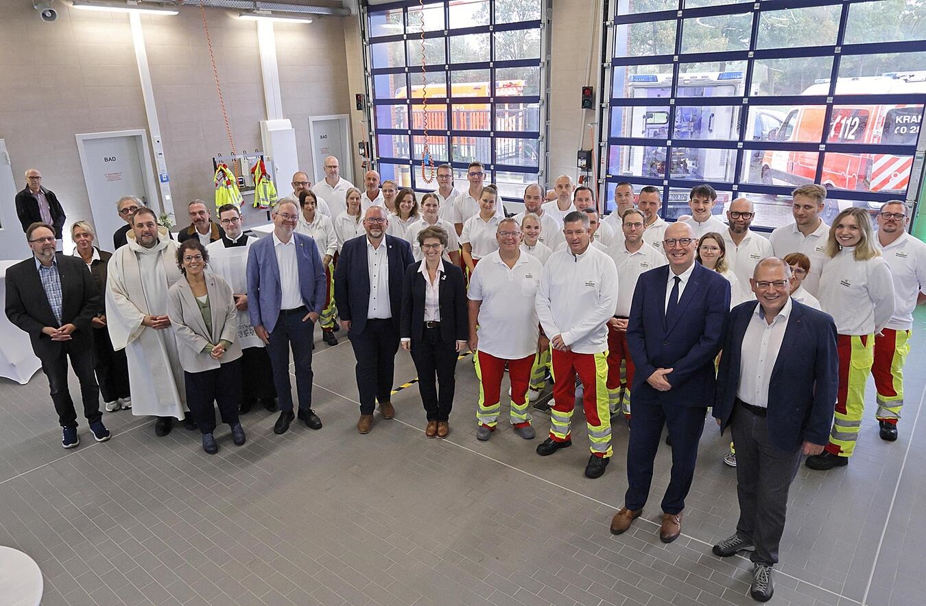 Landrat Christoph Gerwers übergibt symbolisch die Rettungswache Kerken an Leiter Thomas Angerstein und Stellvertreter Marcel Selhof.
