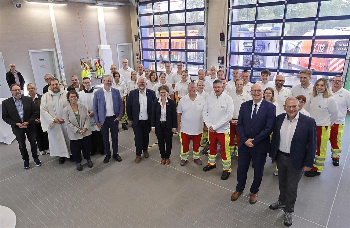 Landrat Christoph Gerwers übergibt symbolisch die Rettungswache Kerken an Leiter Thomas Angerstein und Stellvertreter Marcel Selhof.