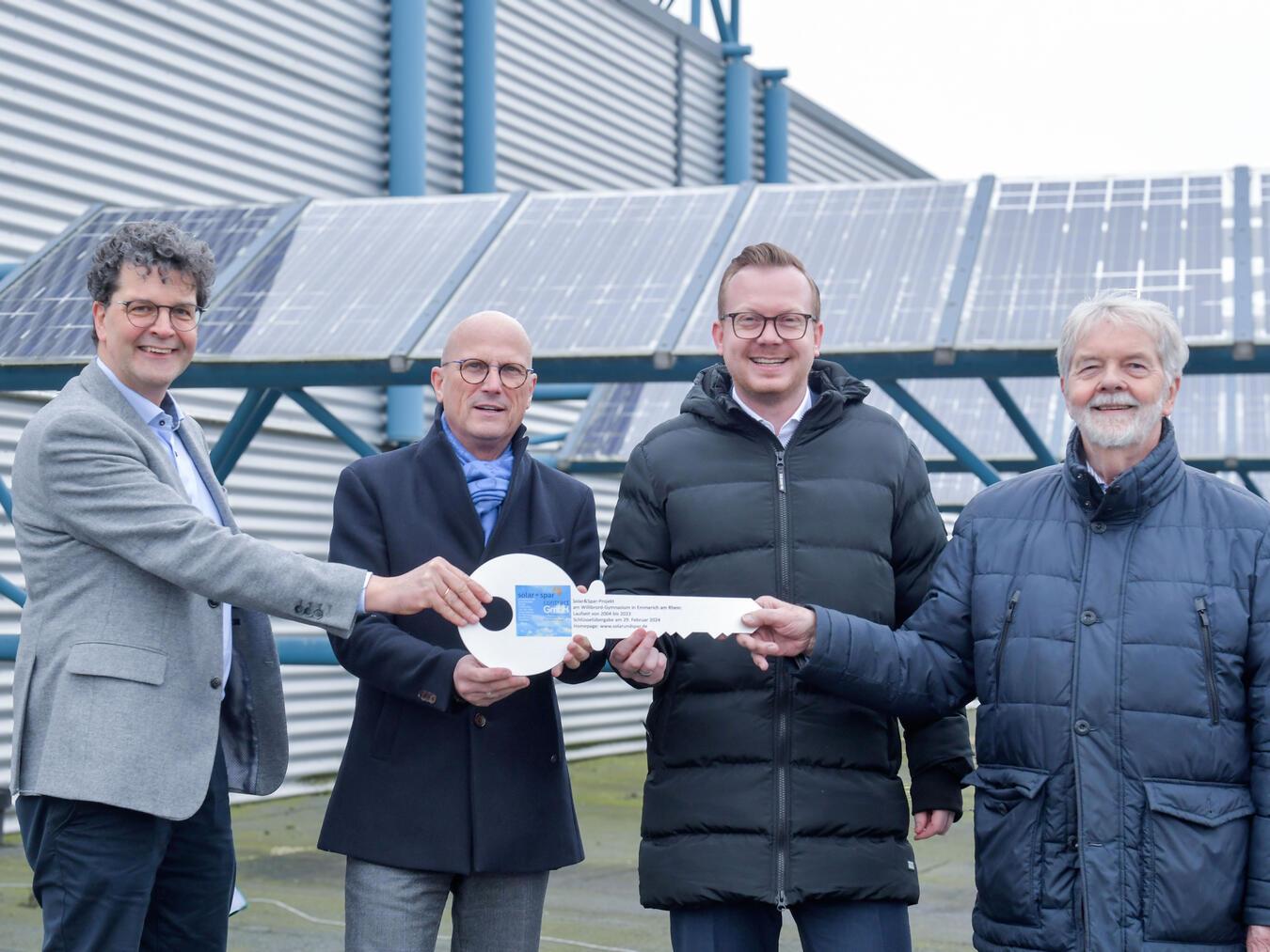 Solarprojekt macht Schule Symbolische Schlüsselübergabe in Emmerich: (v. l.) Ralf Wimmers (stellvertretender Schulleiter), Bürgermeister Peter Hinze, Steffen Borth (Geschäftsführer Stadtwerke Emmerich), Peter Hennicke (Ex-Präsident des Wuppertal Instituts). NN-Foto: Gerhard Seybert