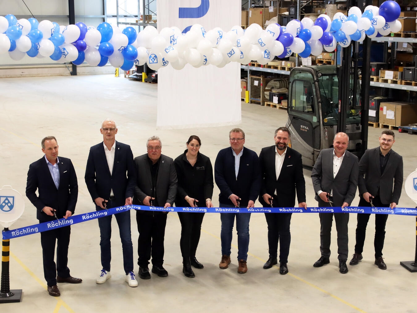 Symbolischer Banddurchschnitt zur Einweihung des neuen Gebäudes durch (v.l.): Thomas Schlag, Dietmar Telgenkämper, Roger Klein (alle Röchling Industrial), Kathrin Niehoff, Berthold Henschel (beide SHT Architekten), Rafael Zur (Bürgermeister Stadt Xanten), Ralf van Holt (Röchling Industrial) und Thilo Schwedmann (Wirtschaftsförderer Stadt Xanten) Foto: Röchling Industrial