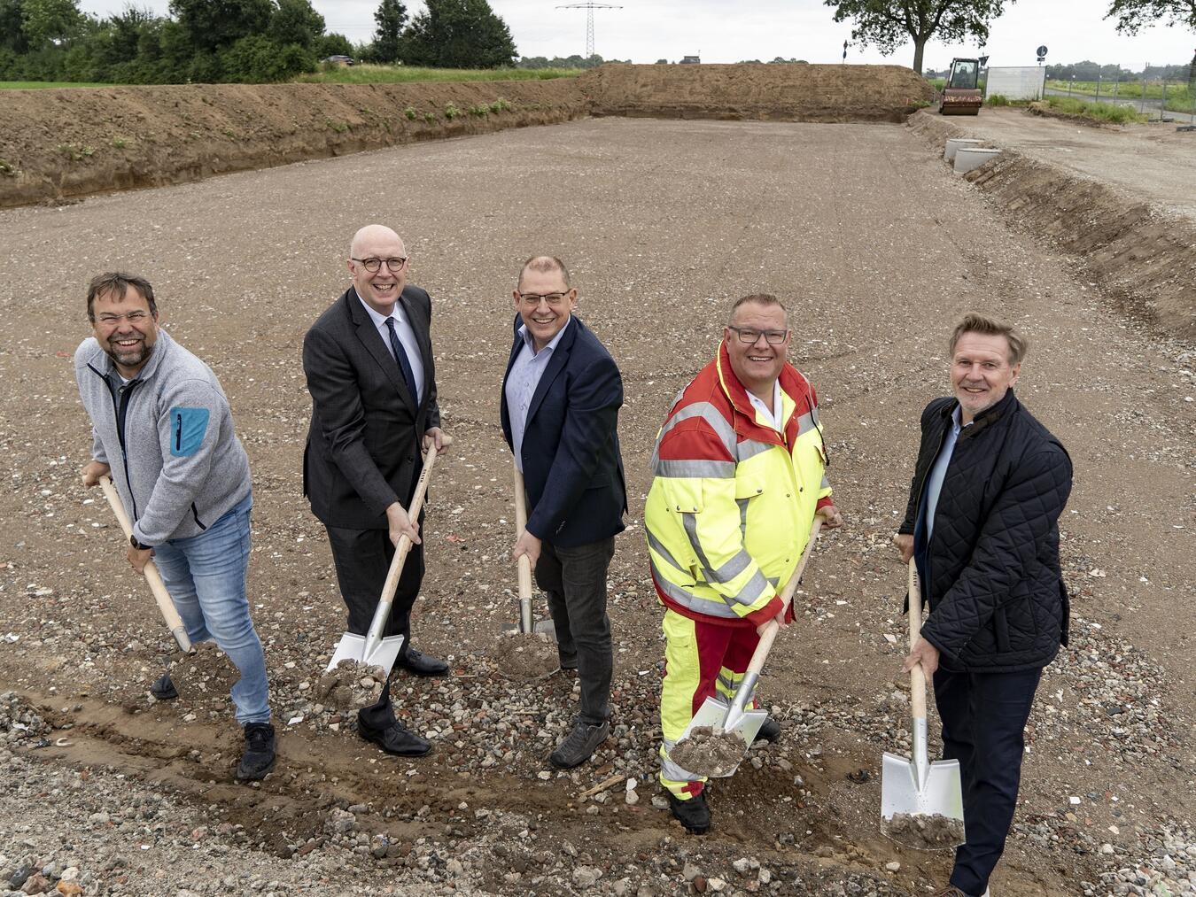Symbolischer erster Spatenstich für den Neubau der Rettungswache in Kerken: KKB-Geschäftsführer Stephan Giesen, Landrat Christoph Gerwers, Fachbereichsleiter Jürgen Baetzen, Wachleiter Thomas Angerstein sowie Kerkens Bürgermeister Dirk Möcking (v.l.).Foto: Kreis Kleve / Gerhard Seybert