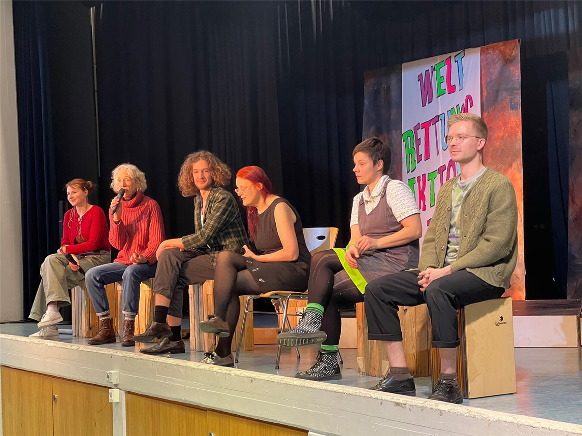Nachbesprechung Theaterstück "Alle satt?!" in Rees, letztes Jahr, Gruppe diskutiert, Foto von KKA/Stefan Mülders.