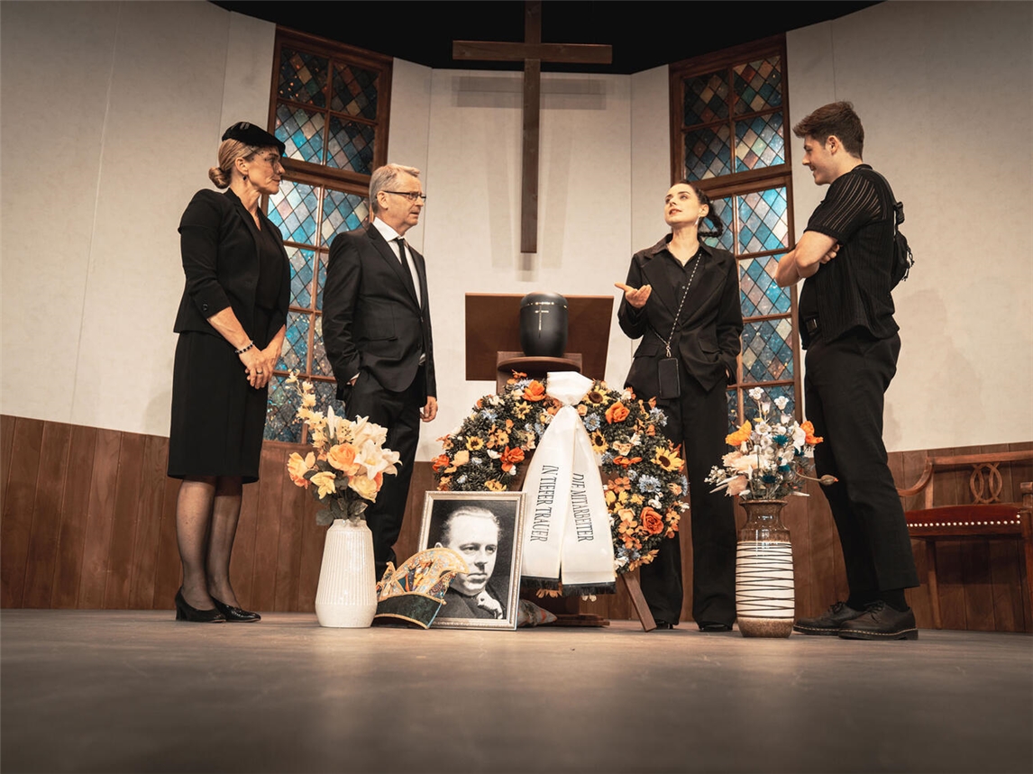 "Szene aus ‚Kalter weißer Mann‘, Schauspieler in intensiver Performance, Landesbühne Rheinland-Pfalz Theaterstück"