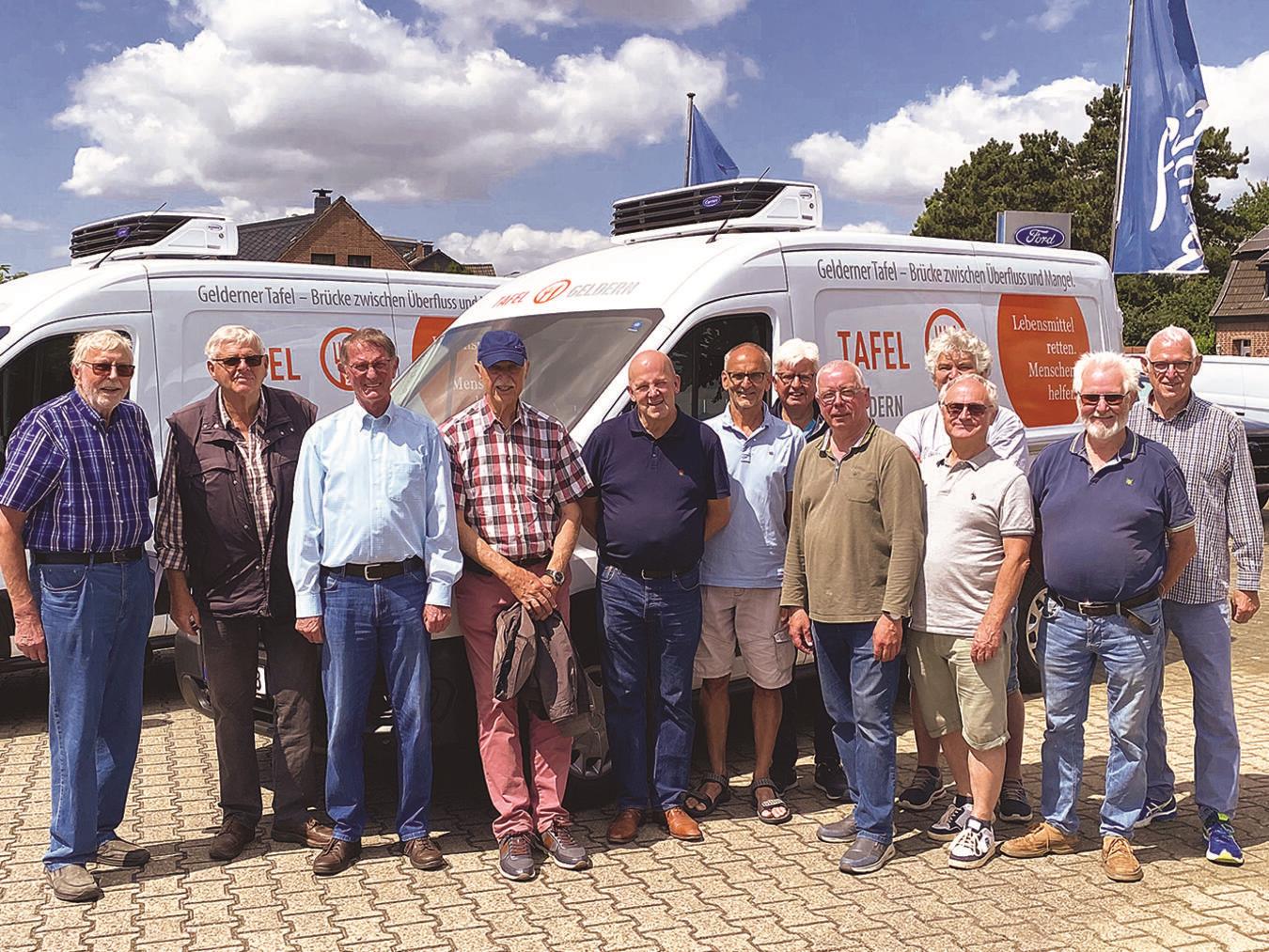 Tafel-Vorsitzender Alfred Mersch und die ehrenamtlichen Fahrer und Helfer der Tafel Geldern freuen sich über die neuen Fahrzeuge.Fotos: privat