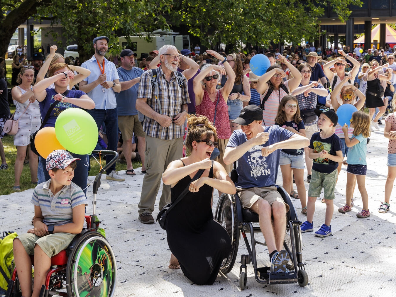 "Menschen bei Tag der Begegnung 2023, LVR-Event, inklusives Fest, Foto von Ludolf Dahmen"