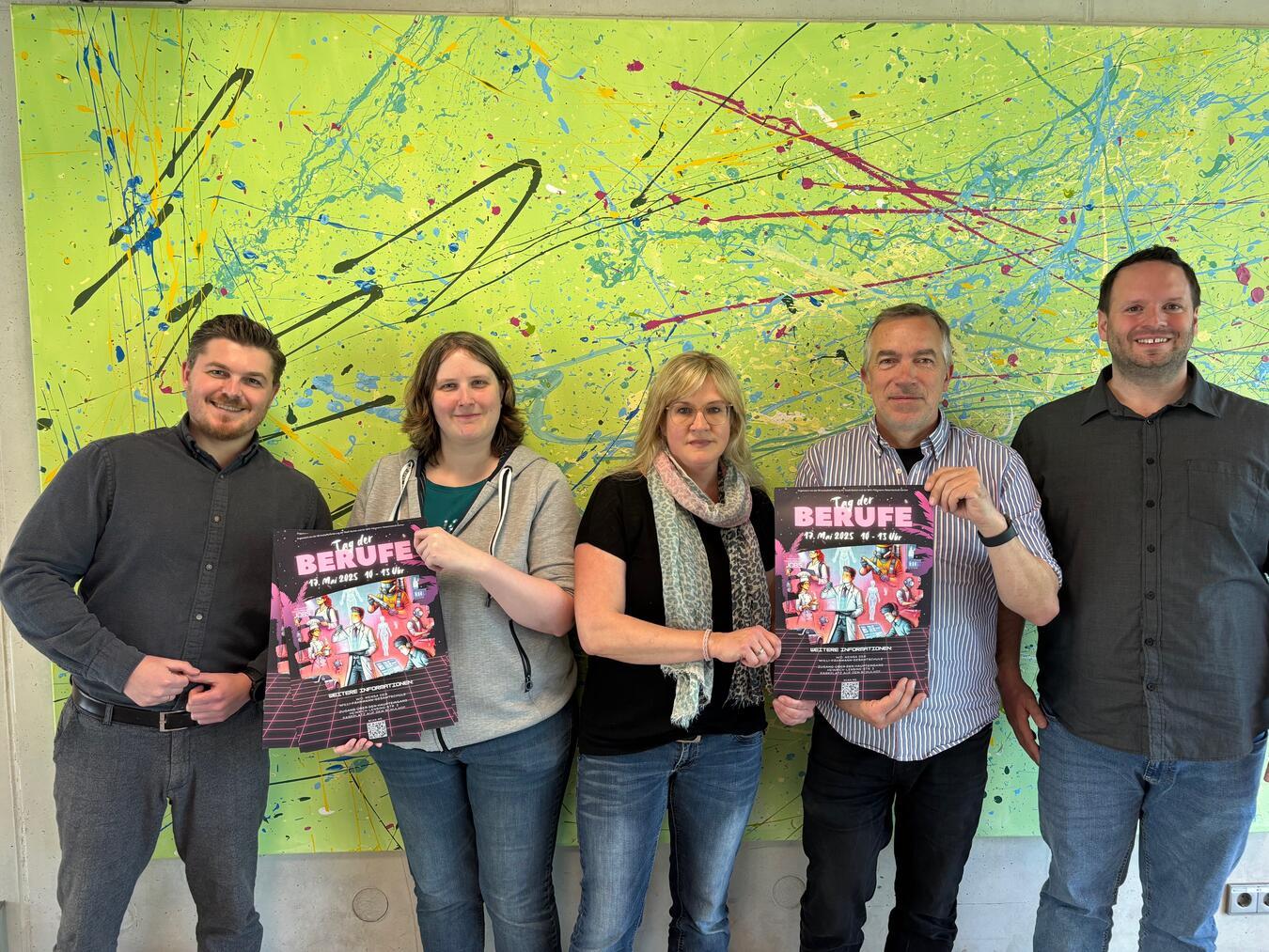Tag der Berufe 2025: Willi-Fährmann-Gesamtschule und Wirtschaftsförderung freuen sich auf die gemeinsame Veranstaltung am 17. Mai. Im Bild (v.l.): Thilo Schwedmann (Wirtschaftsförderer der Stadt Xanten), Elisabeth Feile, Britta Eckold, Jörg Bröscher und Stefan Kanbar (Willi-Fährmann-Gesamtschule). Foto: Stadt Xanten
